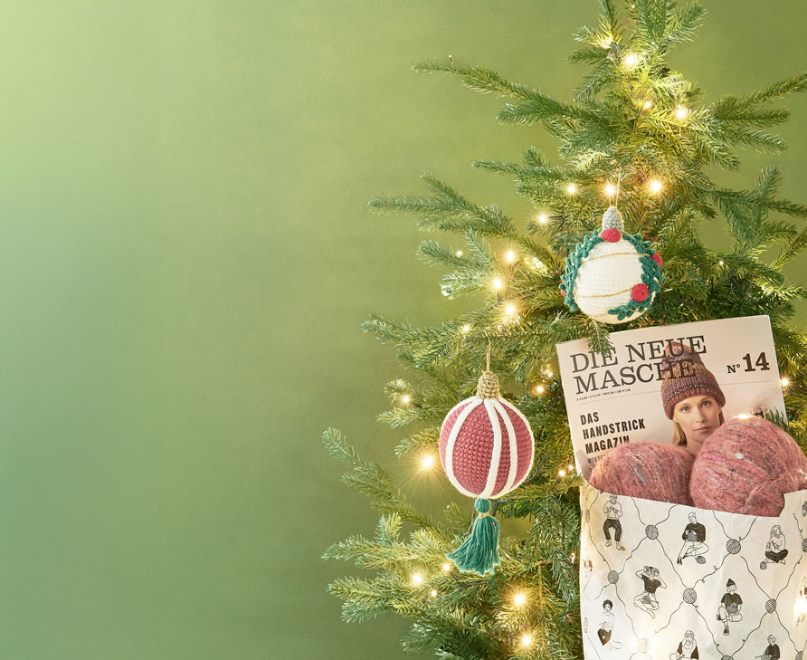 Tannenbaum mit Strickset und gehäkelten Weihnachtskugeln