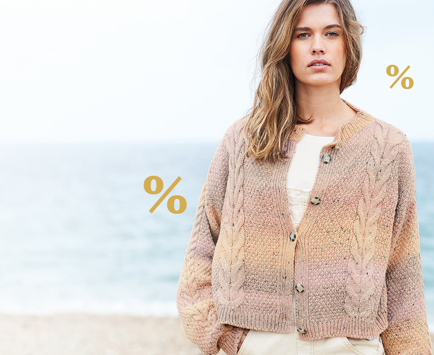 Frau trägt beigefarbene Strickjacke, im Hintergrund goldene %-Zeichen