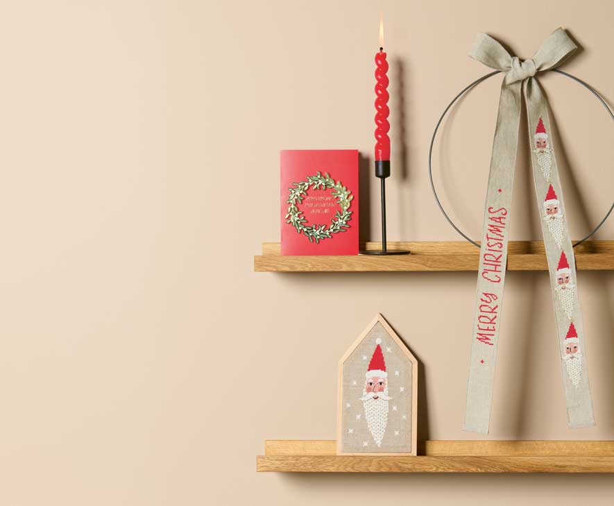 Wandregal mit weihnachtlichen Stickboldern auf Bild, Schleife