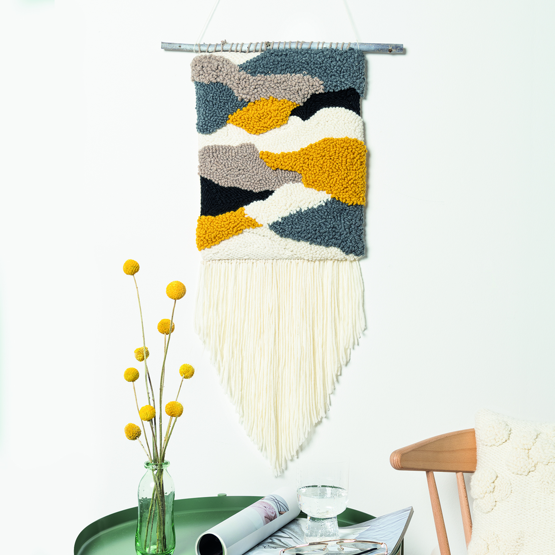 Punch Needle-Wandbehang mit organischen Formen in Weiß, Gelb und Grau in wohnlicher Kulisse