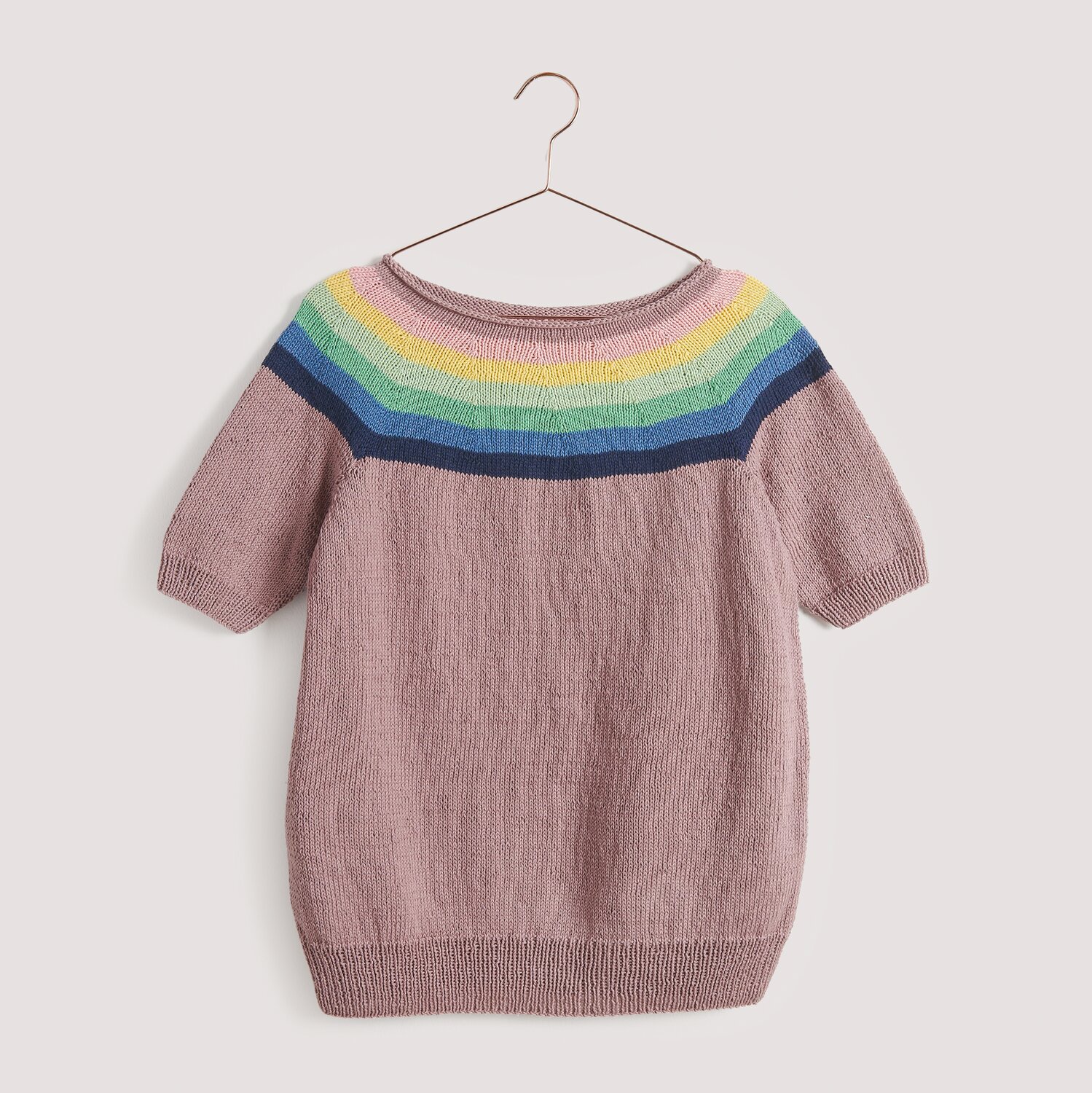 Strickset Top-Down-Shirt Modell 22 A: Kurzarmpullover in Rosa mit buntem Regenbogenmuster.