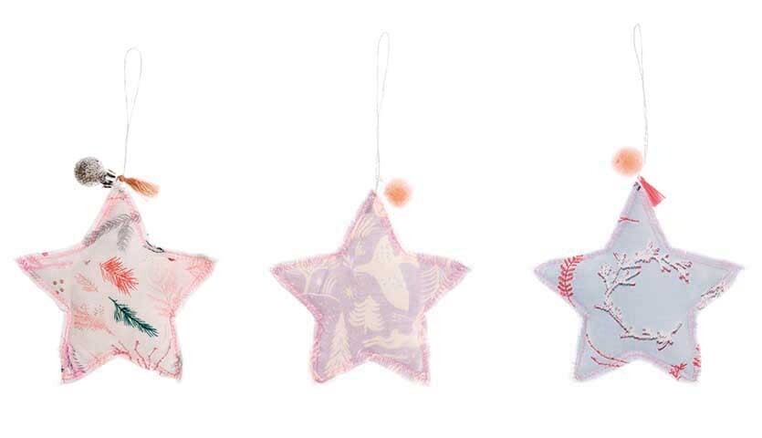 Nähanleitung weihnachtlicher Stern-Anhänger aus Stoff Nähanleitung weihnachtlicher Stern-Anhänger aus Stoff: Drei bunte Stoffsterne mit dekorativen Mustern und Pompons.