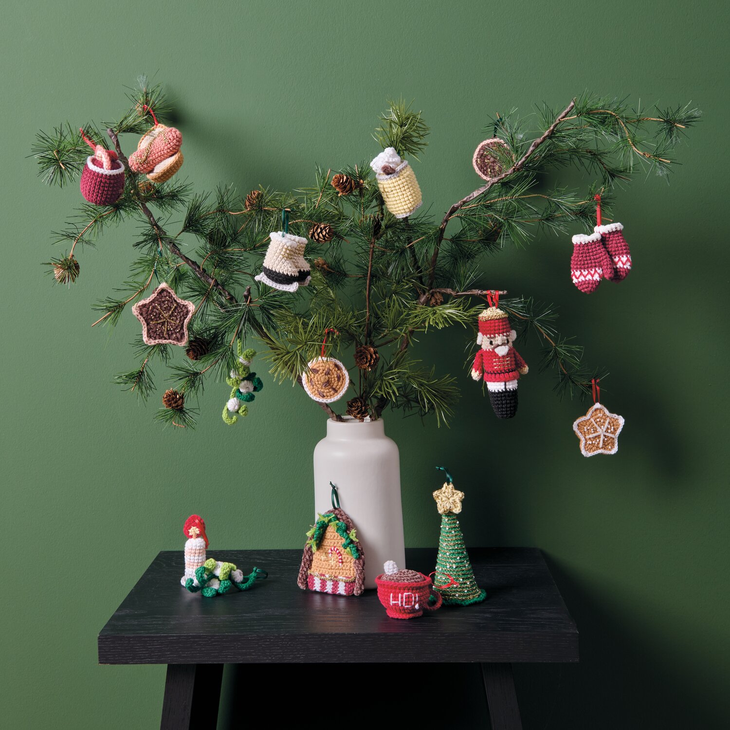 Ricorumi Adventskalender Weihnachtsmarkt: Handgefertigte Deko an einem Zweig in Vase, festlich und bunt. Ideal für weihnachtliche Stimmung.