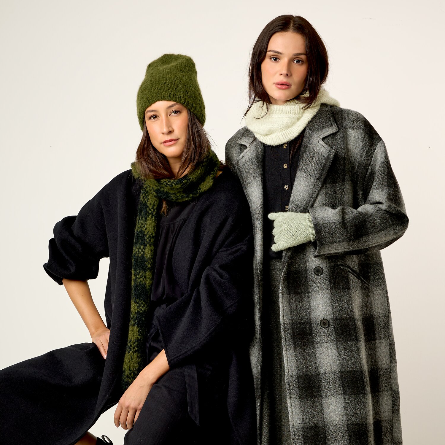 Strickset Schal Modell 09 aus Luxury Knits Little Pieces, zwei Frauen tragen langen karierten Schal mit passender Mütze sowie kontrastierende, winterliche Strickaccessoires