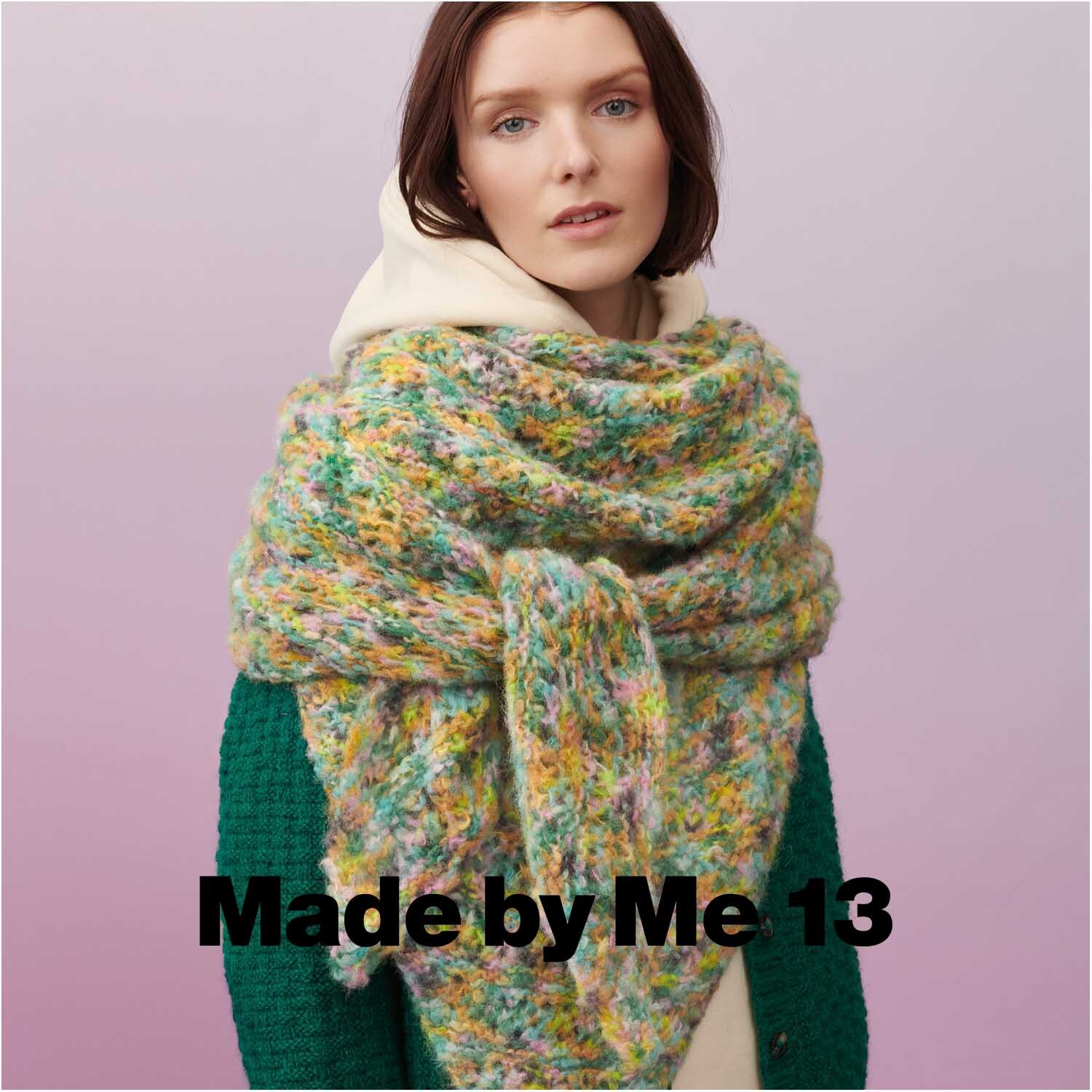 Fashion Light Luxury Hand-Dyed: Frau trägt handgefärbten Schal in Grün von Rico Design, perfekt für den Winter.