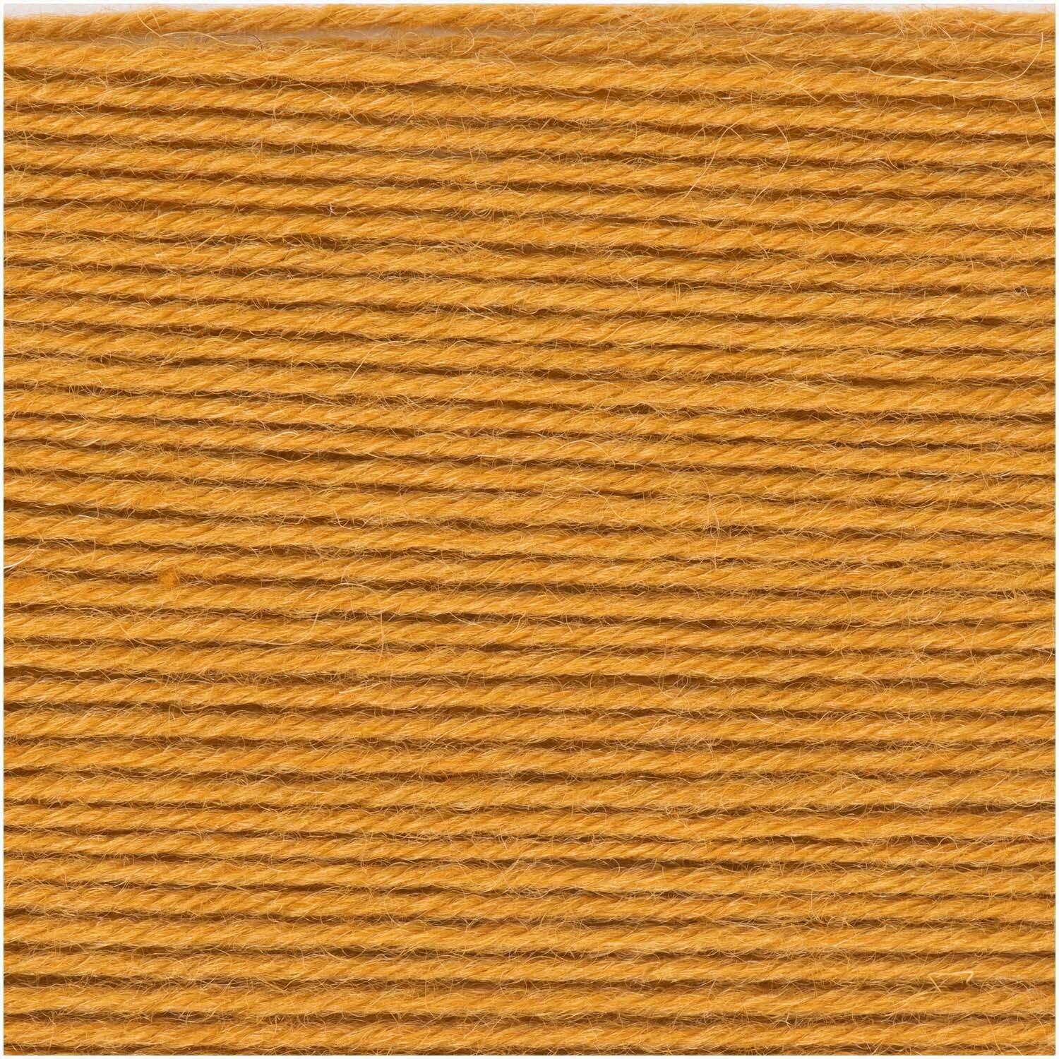 Strumpfwolle Classic 4fädig in Senf von Wolle Rödel, 50g Knäuel mit 190m Länge, zeigt feine Wollstruktur.