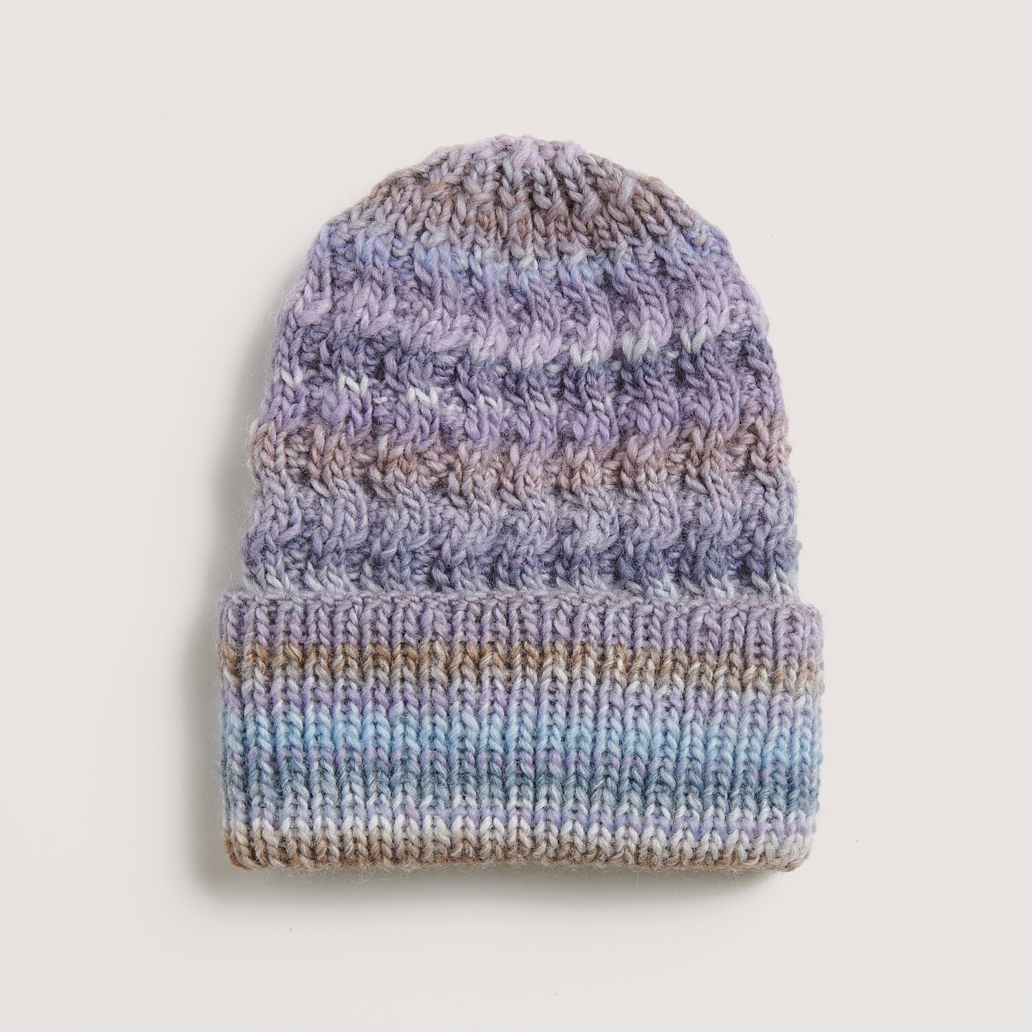 Die Neue Masche No. 14 Winter von idee. Creativmarkt Creative Melange chunky Mütze in sanften Violetttönen, gestrickt aus Rico Design Wolle.