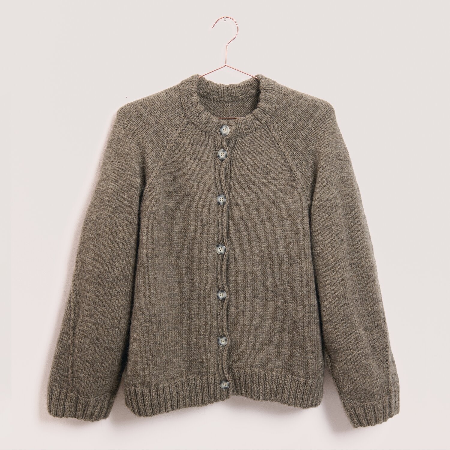 Soft Alpaca, 50g 125m, gestrickte Damenjacke mit Rundhalsausschnitt aus Rico Design Garn, locker fallend, geschlossen mit dekorativen Knöpfen an der Front