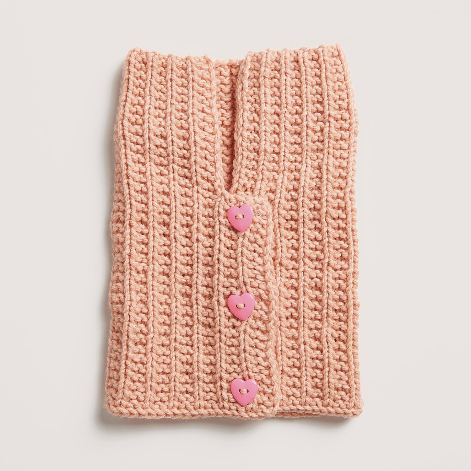 Knopf Herz 2,2x2,2cm 2 Stück Farbe Pink von Rico Design Made by Me No. 21 Herbst-Winter Schal in Apricot mit pinken Herzknöpfen, gestrickt aus Essentials Mega Wool chunky.