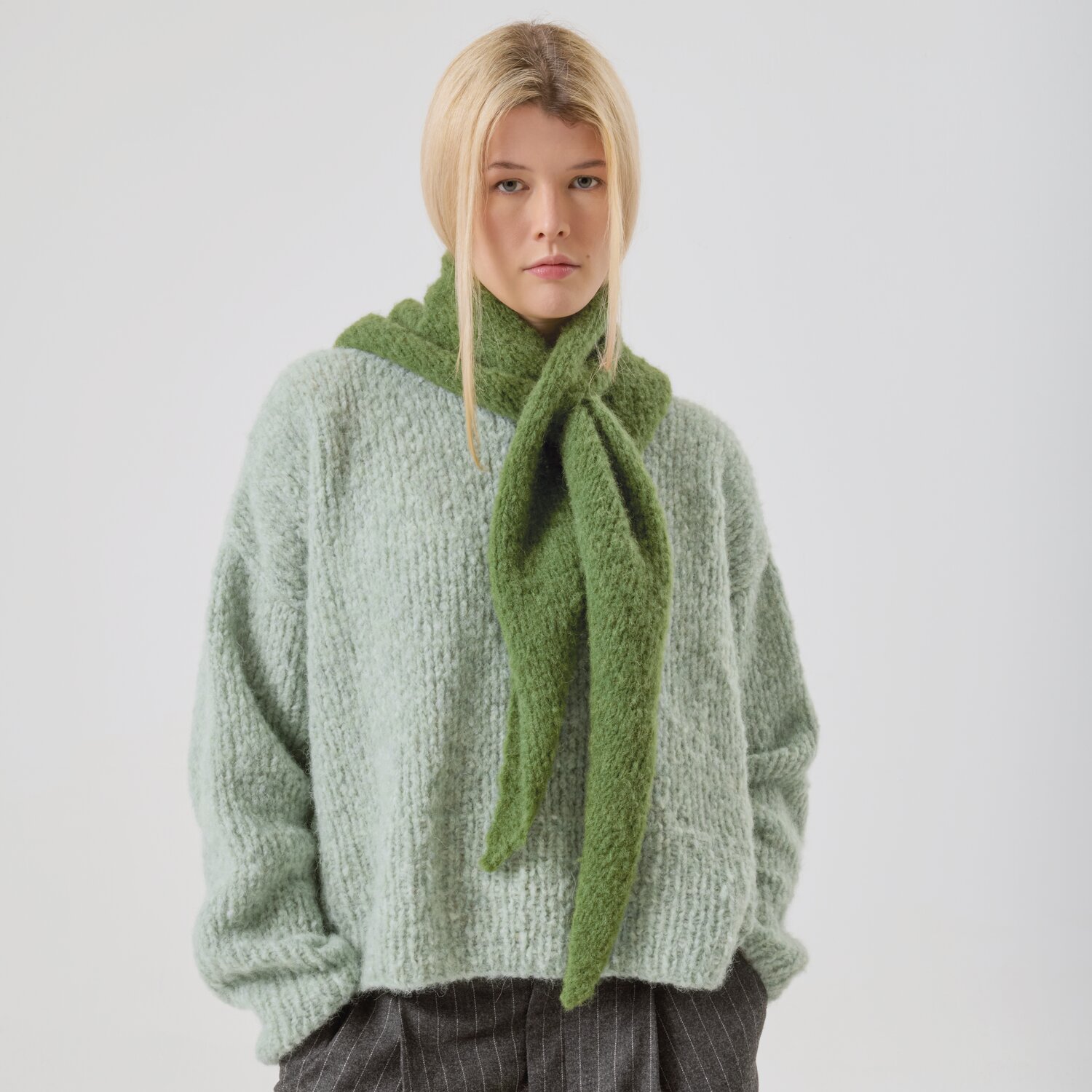 Strickset Dreieckstuch Modell 12 aus Made by Me No. 21: Frau trägt grünes Tuch und mintfarbenen Pullover.
