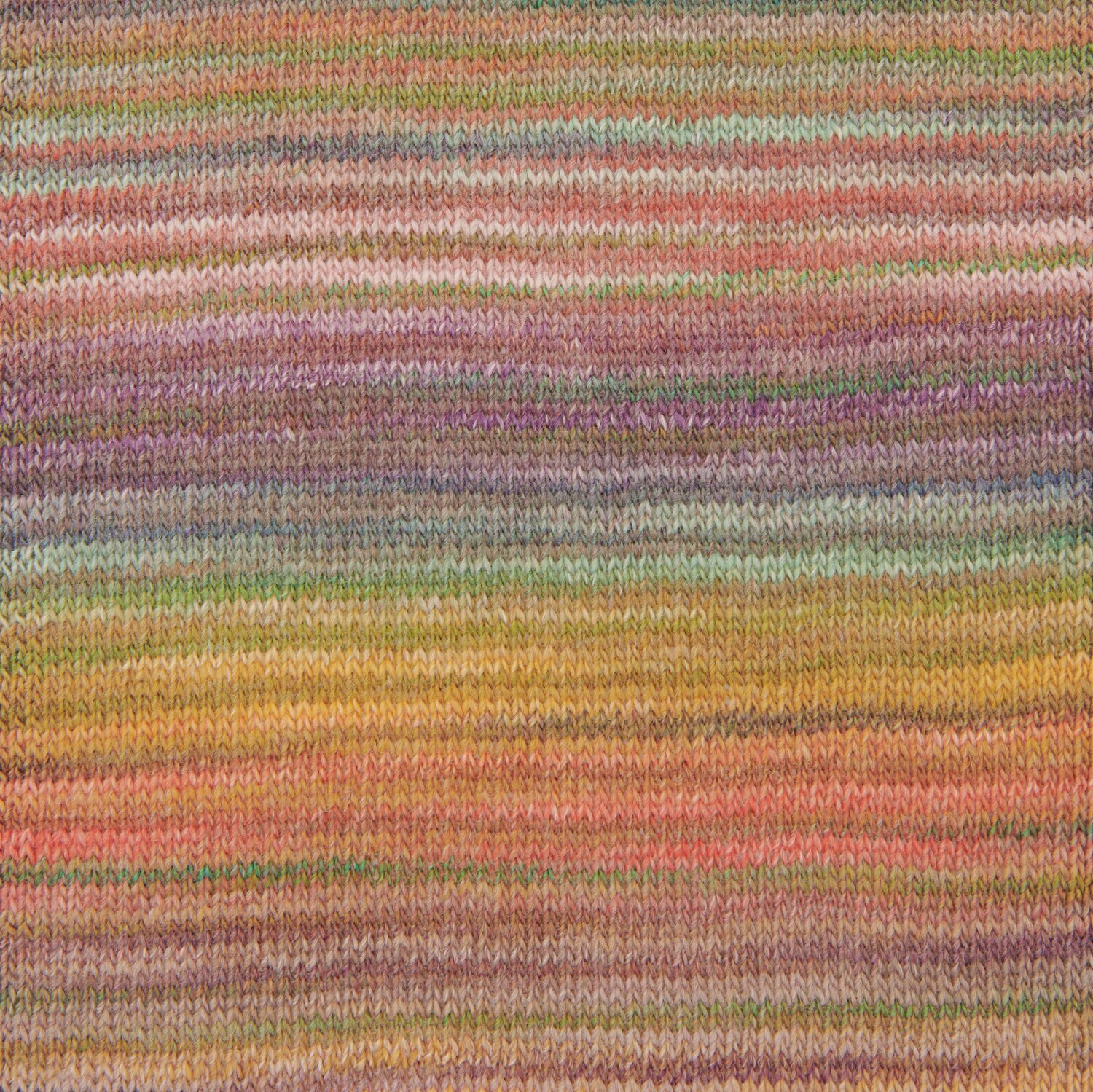 Creative Melange aran Wonderball zeigt ein gestricktes Muster in warmen Erdtönen, ideal für vielseitige Strickprojekte.