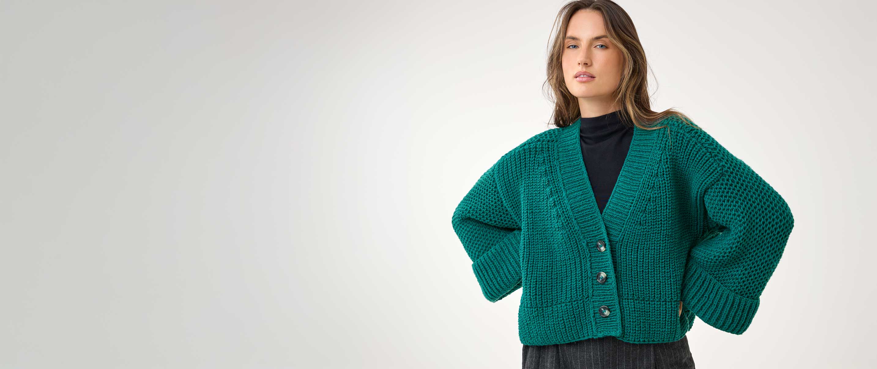Frau trägt grüne Strickjacke