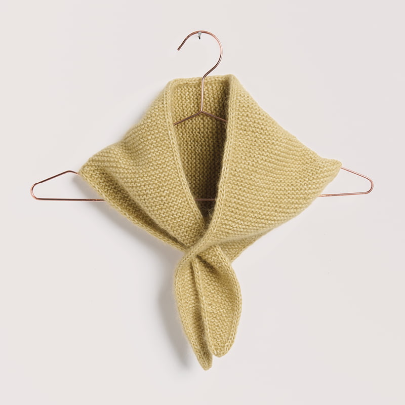 Gestricktes Tuch in Oliv: Modell 01 aus dem Heft Luxury Knits Summer Pieces