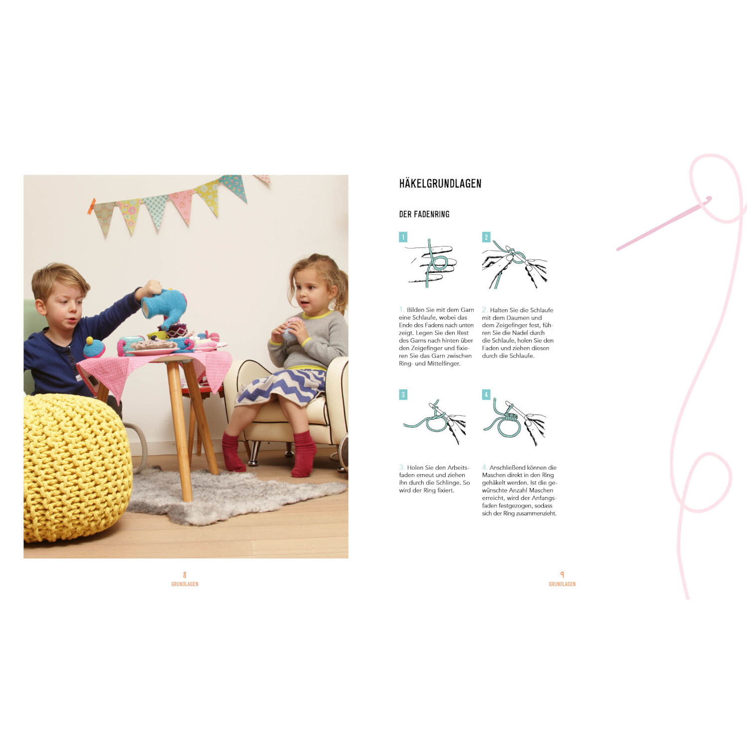 Meine Häkelküche: Zwei Kinder spielen in einem gemütlichen Raum mit bunten Häkelspielzeugen.