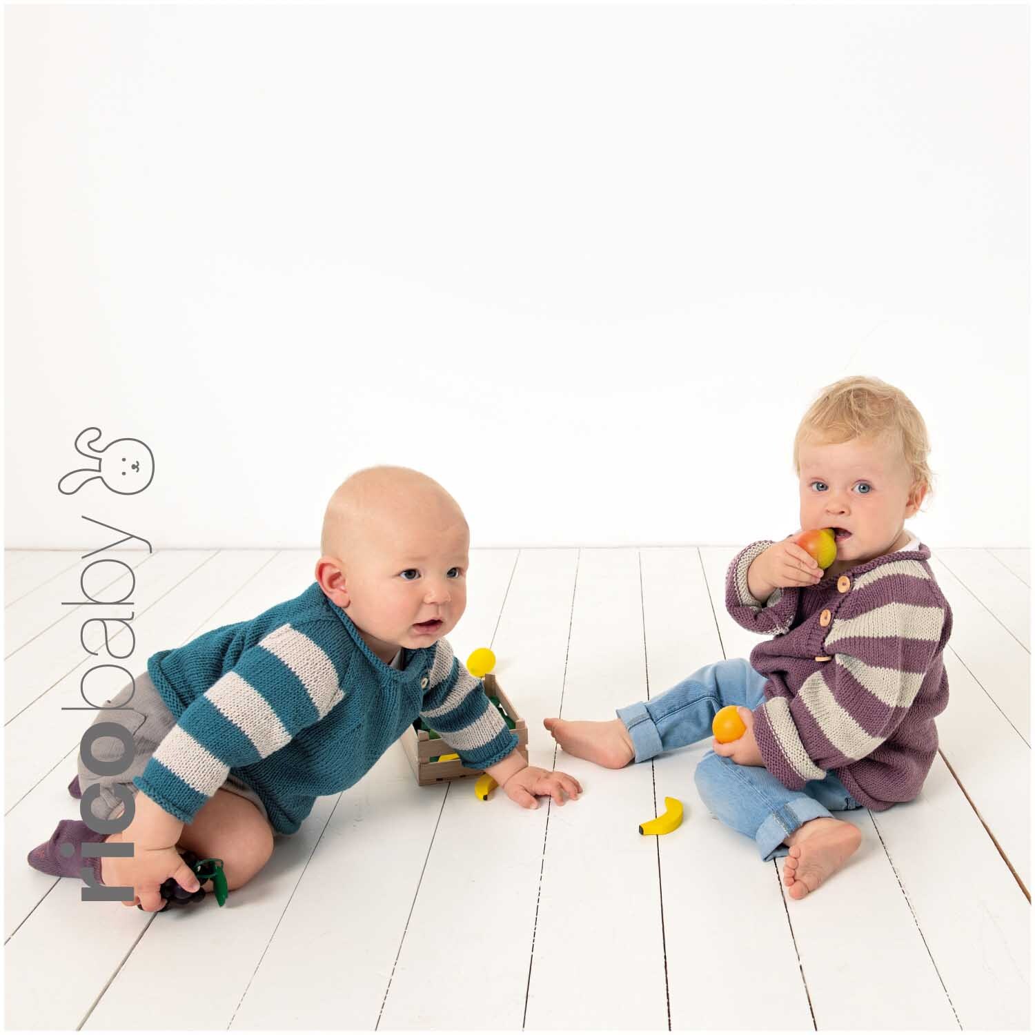 Rico Baby Cotton Soft dk 50g 125m Farbe Pflaume von Rico Design Rico Baby Cotton Soft dk: Zwei Babys in gestrickten Pullovern spielen auf einem weißen Holzboden.