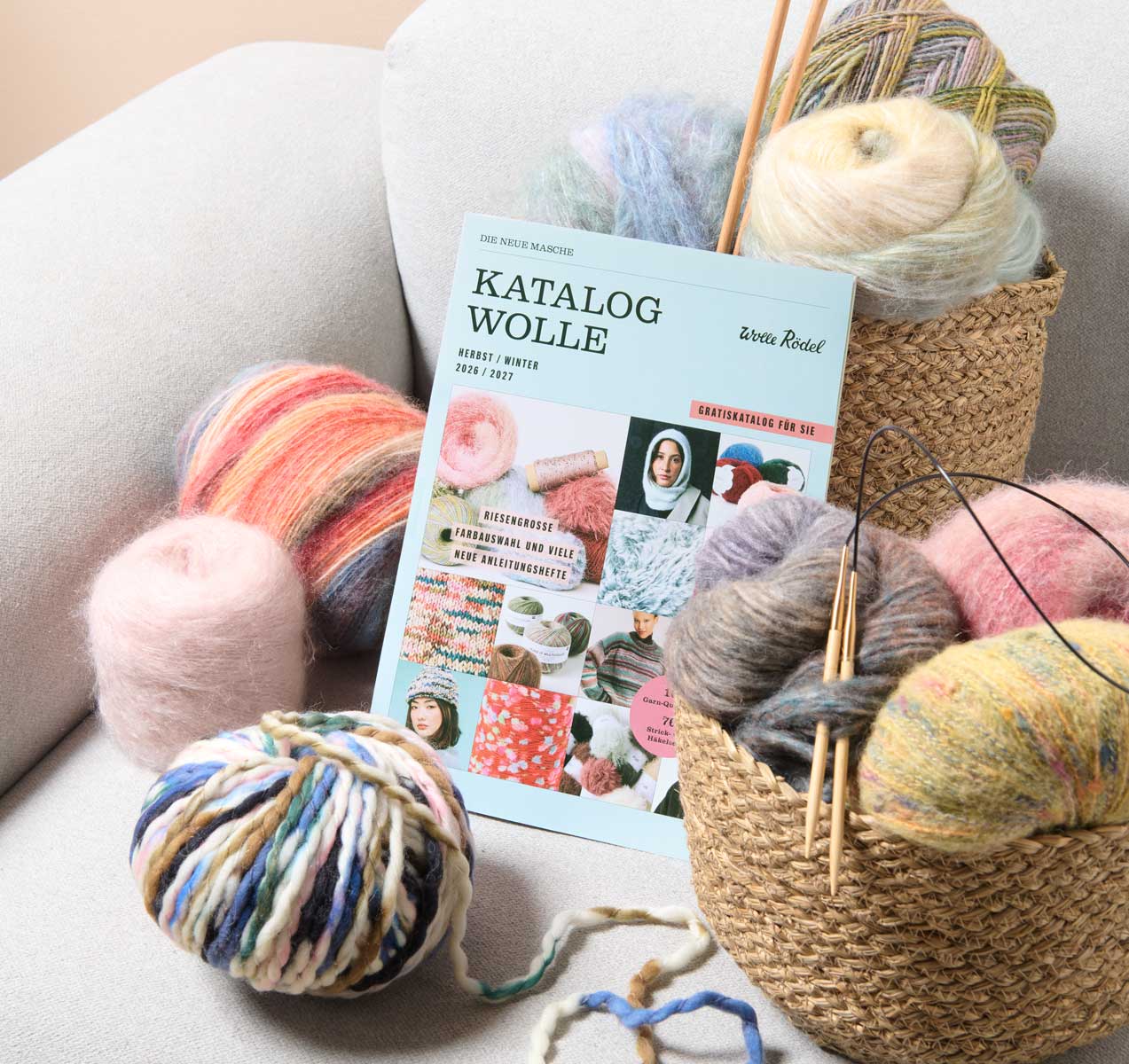 Wollkatalog liegt zwischen Wollknäuel