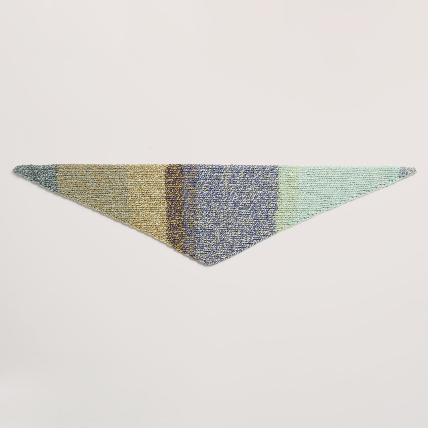 Die Neue Masche No. 14 Winter von idee. Creativmarkt Meadows: Dreieckstuch in sanften Blau- und Grüntönen, gestrickt aus Rico Design Garn.