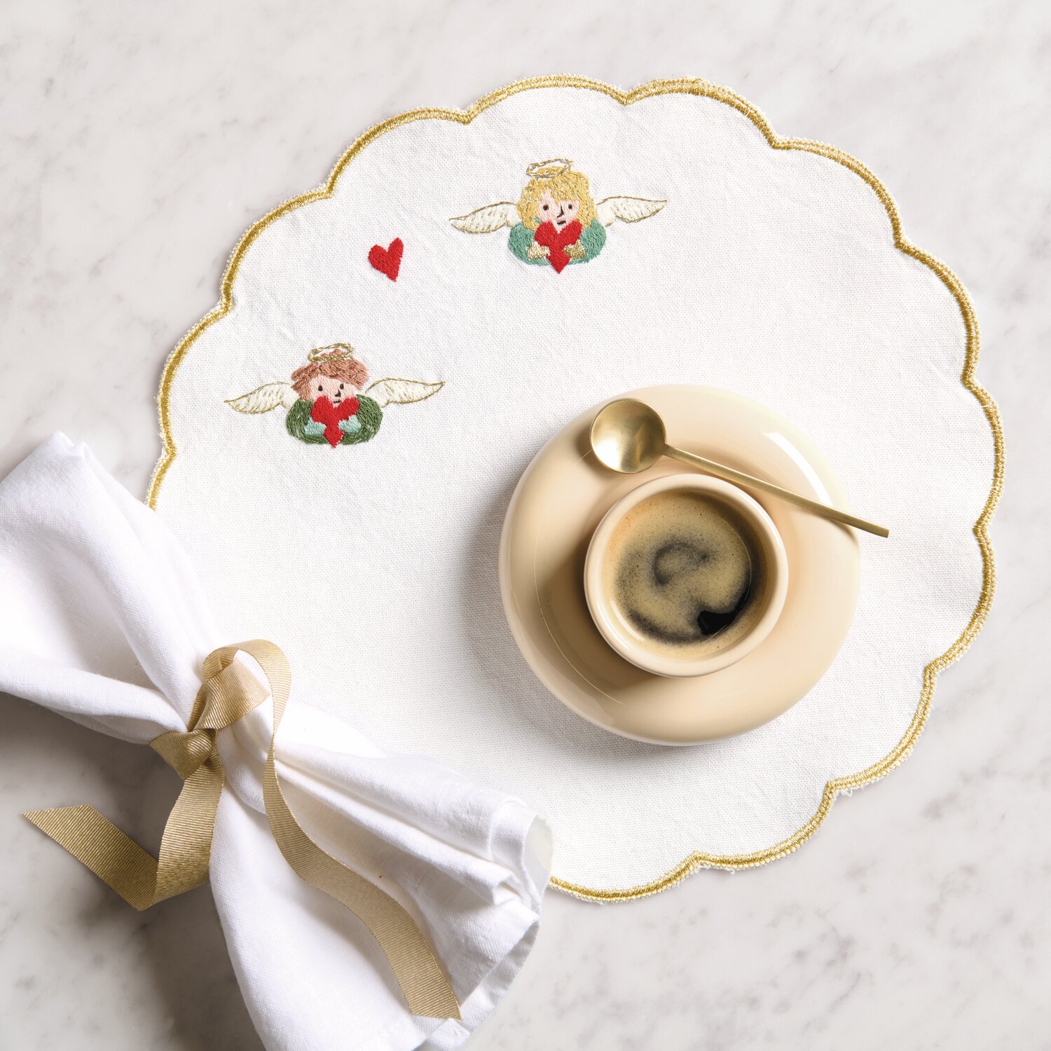 Stick & Stitch Stickpackung Engel mit Herzen zeigt zwei gestickte Engel und ein Herz auf einem weißen Tischtuch. Ideal für kreative Projekte.