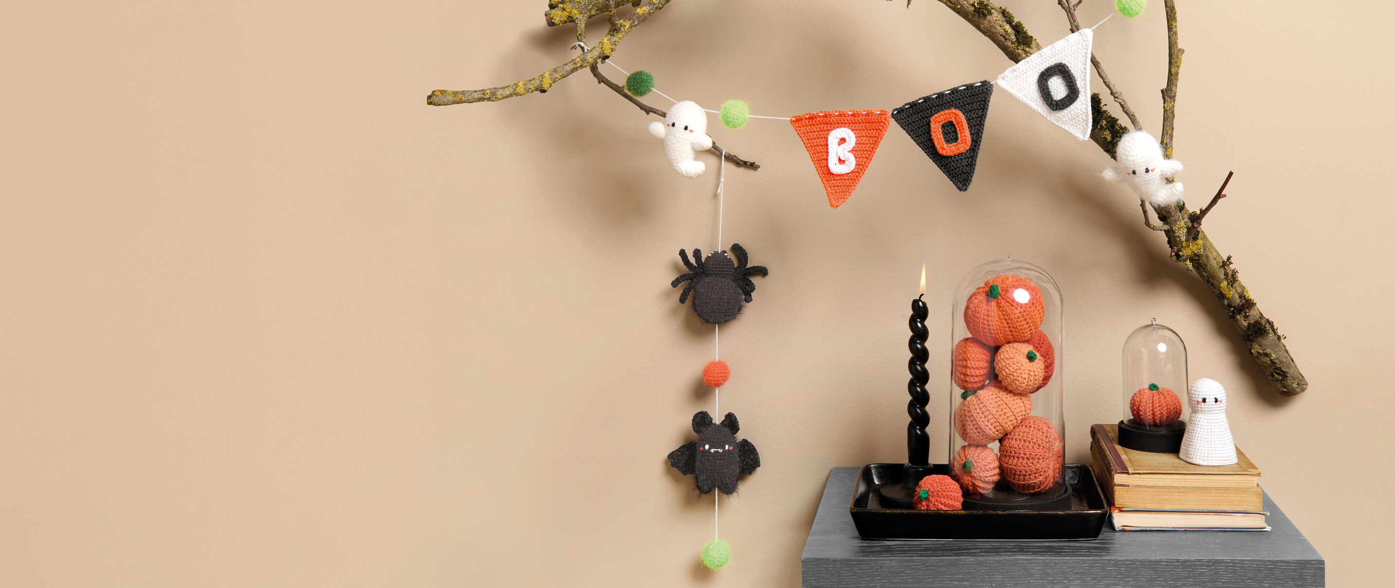 Gehäkelte Ricorumi-Halloween-Figuren hängen an einem Ast
