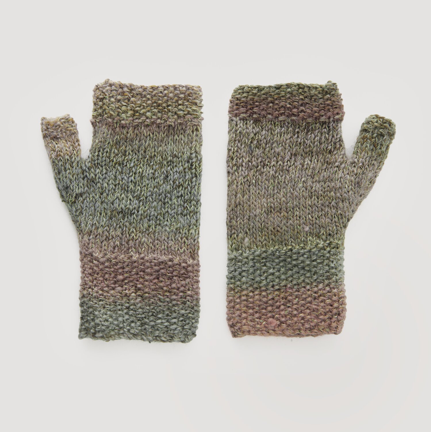 Fingerlose Handschuhe in melierten Grüntönen, Modell Legeware. Die gestrickten Handschuhe sind ideal für kühle Tage und bieten Komfort und Stil. Perfekt für den Herbst.