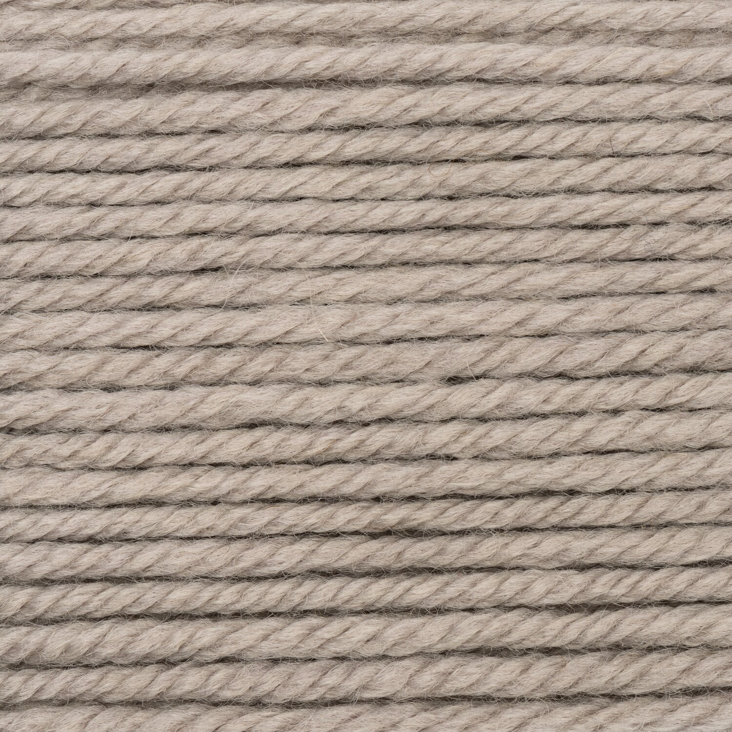 Essentials Mega Wool chunky dicke Strickwolle von Rico Design, naturbeiger Fadenverlauf, Nahaufnahme der Struktur, Knäuelgröße 100g 115m sichtbar
