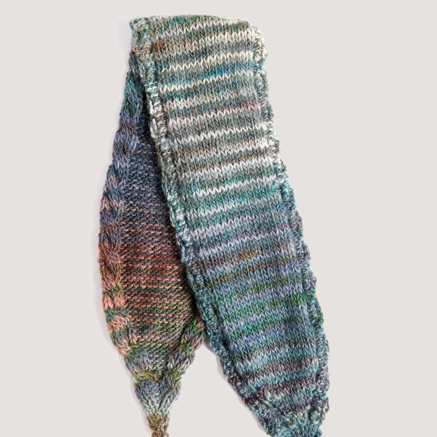 Creative Melange aran Wonderball, gestricktes Musterstück aus mehrfarbigem Garn von Rico Design, zeigt langen, schmalen Schal mit feinem Farbverlauf, 200g 640m
