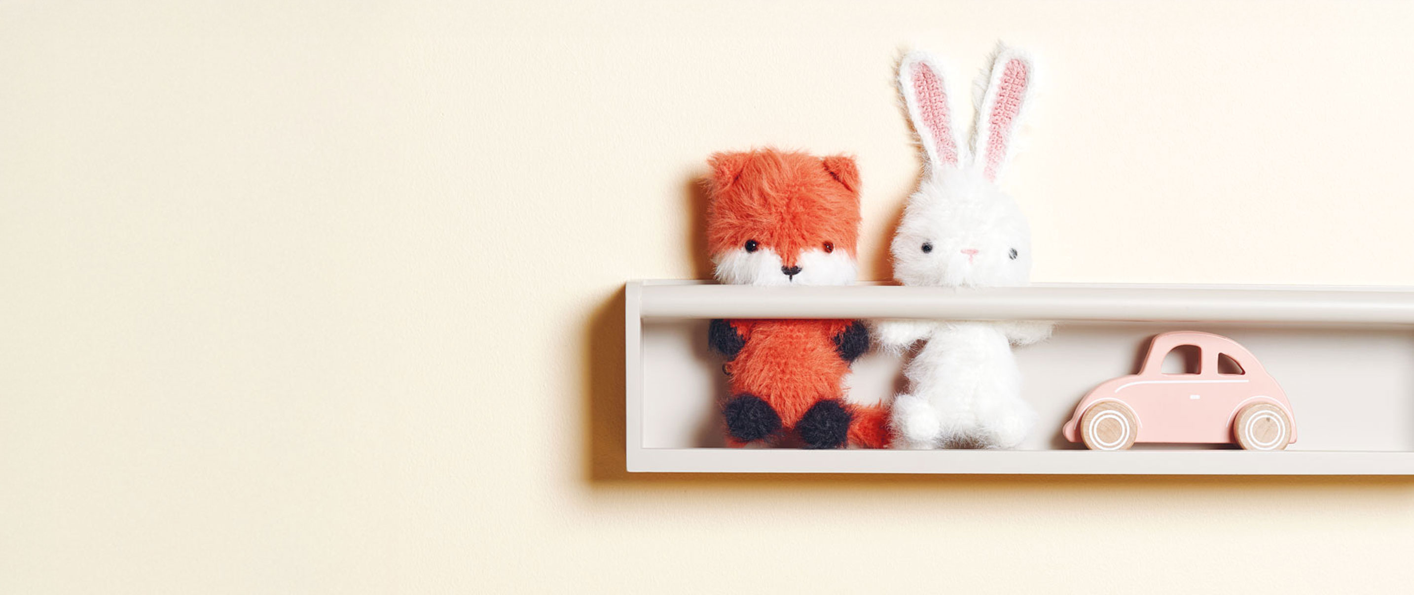 Gehäkelte Ricorumi-Figuren Fuchs und Hase sitzen im Regal