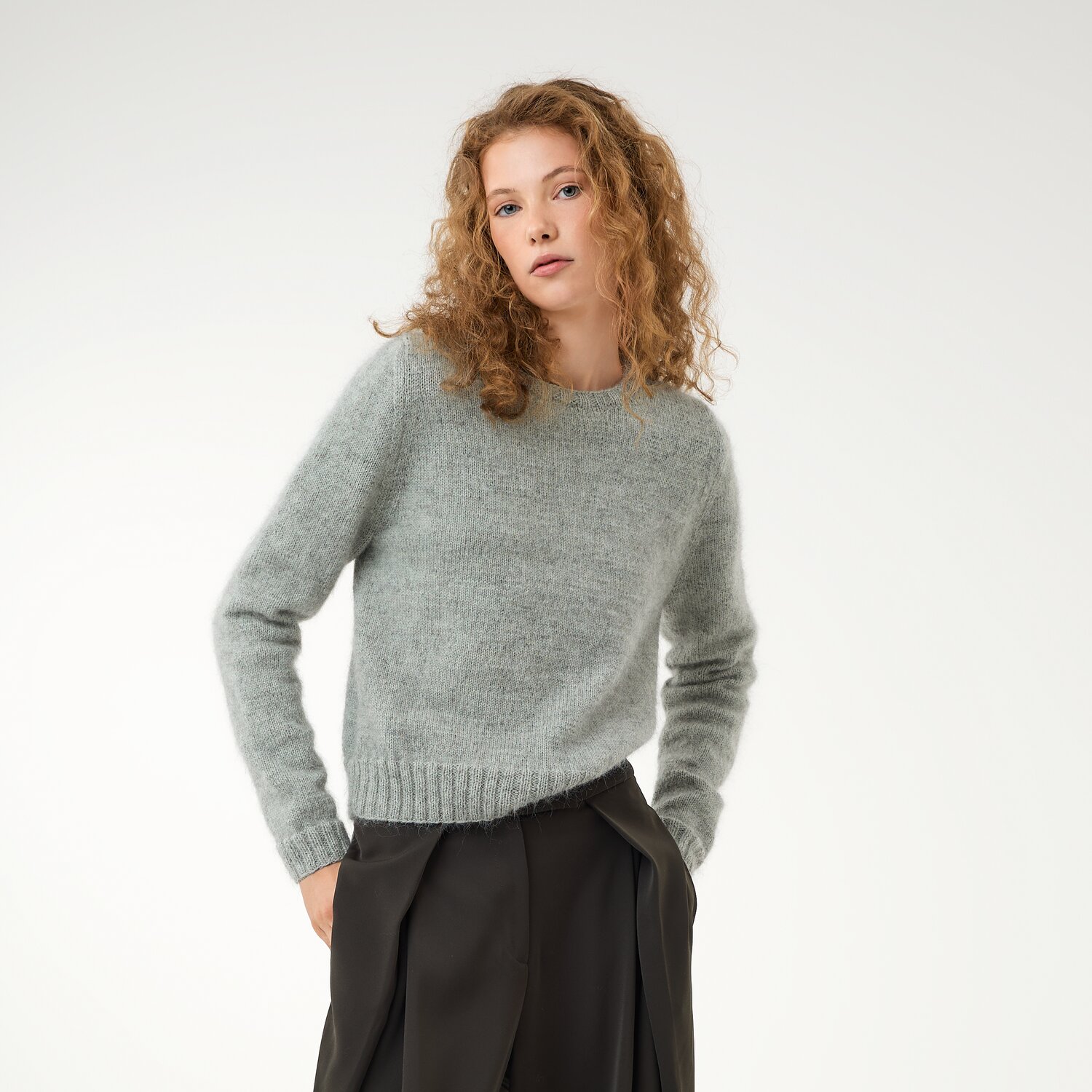 Strickset Pullover Modell 06 aus Die Neue Masche No. 16, locker geschnittener, kuscheliger Rundhals-Strickpullover, kombiniert mit weiter, dunkler Hose