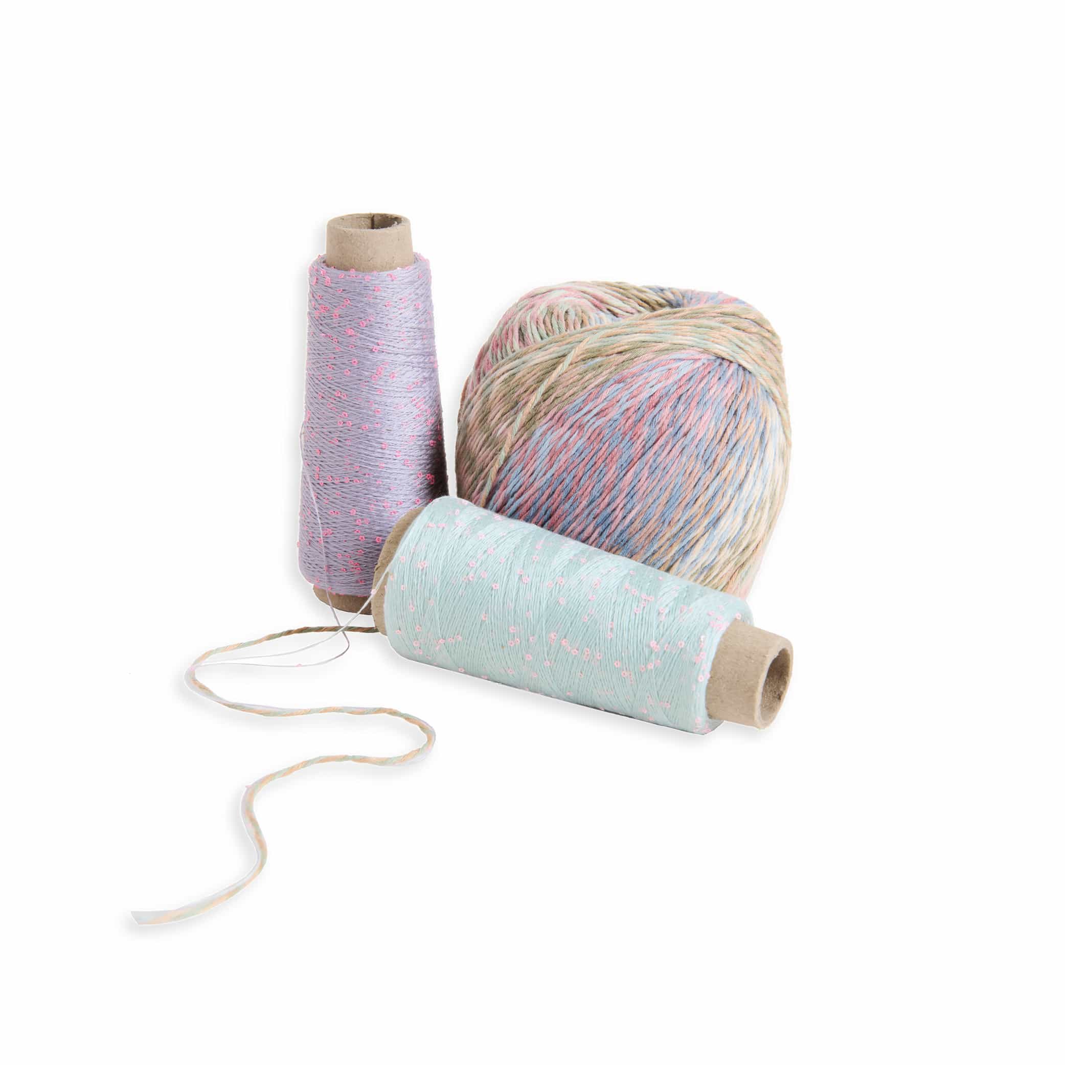 Nebeneinander liegende Wollknäuel in Lila und Hellblau