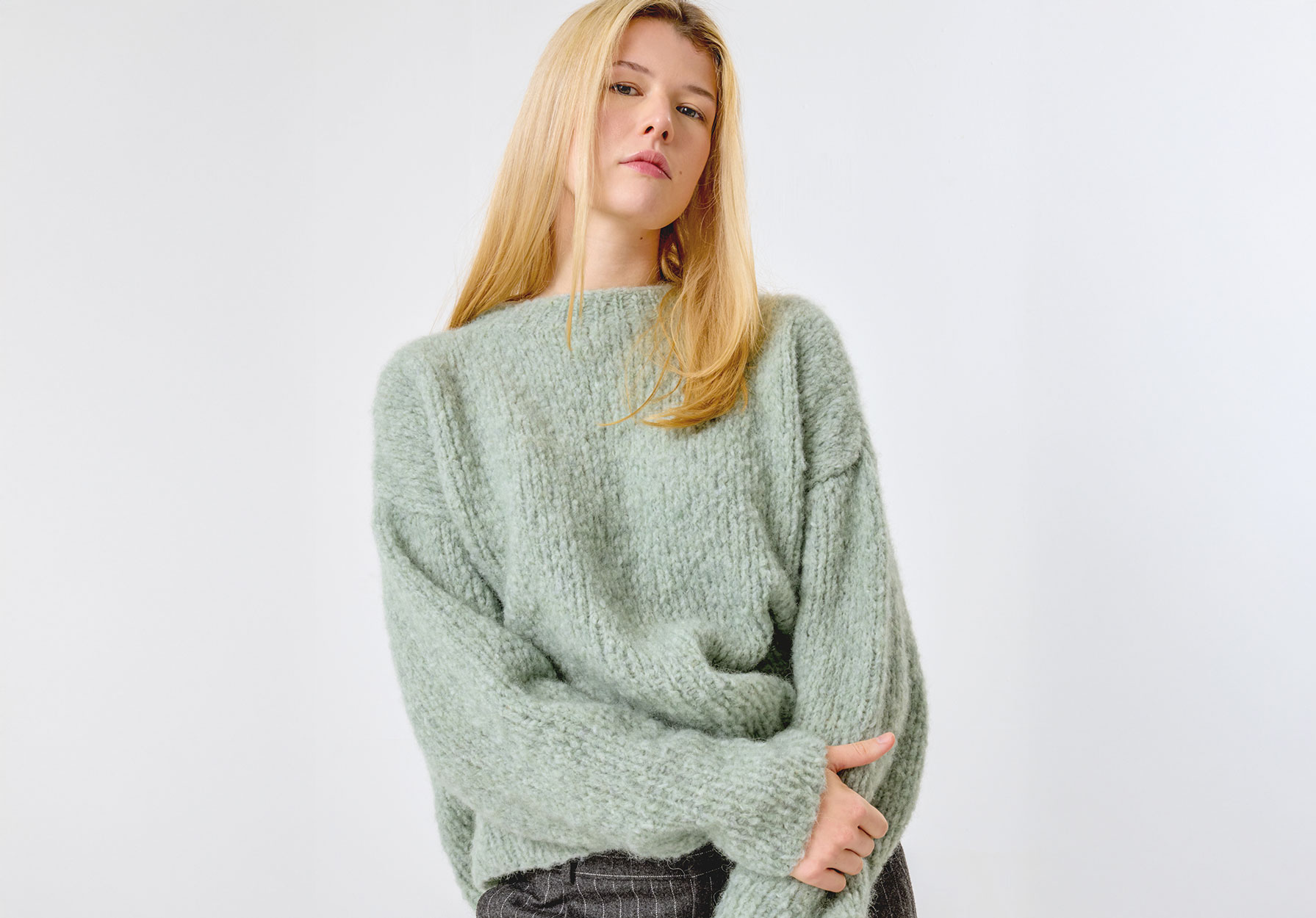 Frau trägt hellgrünen Strickpullover