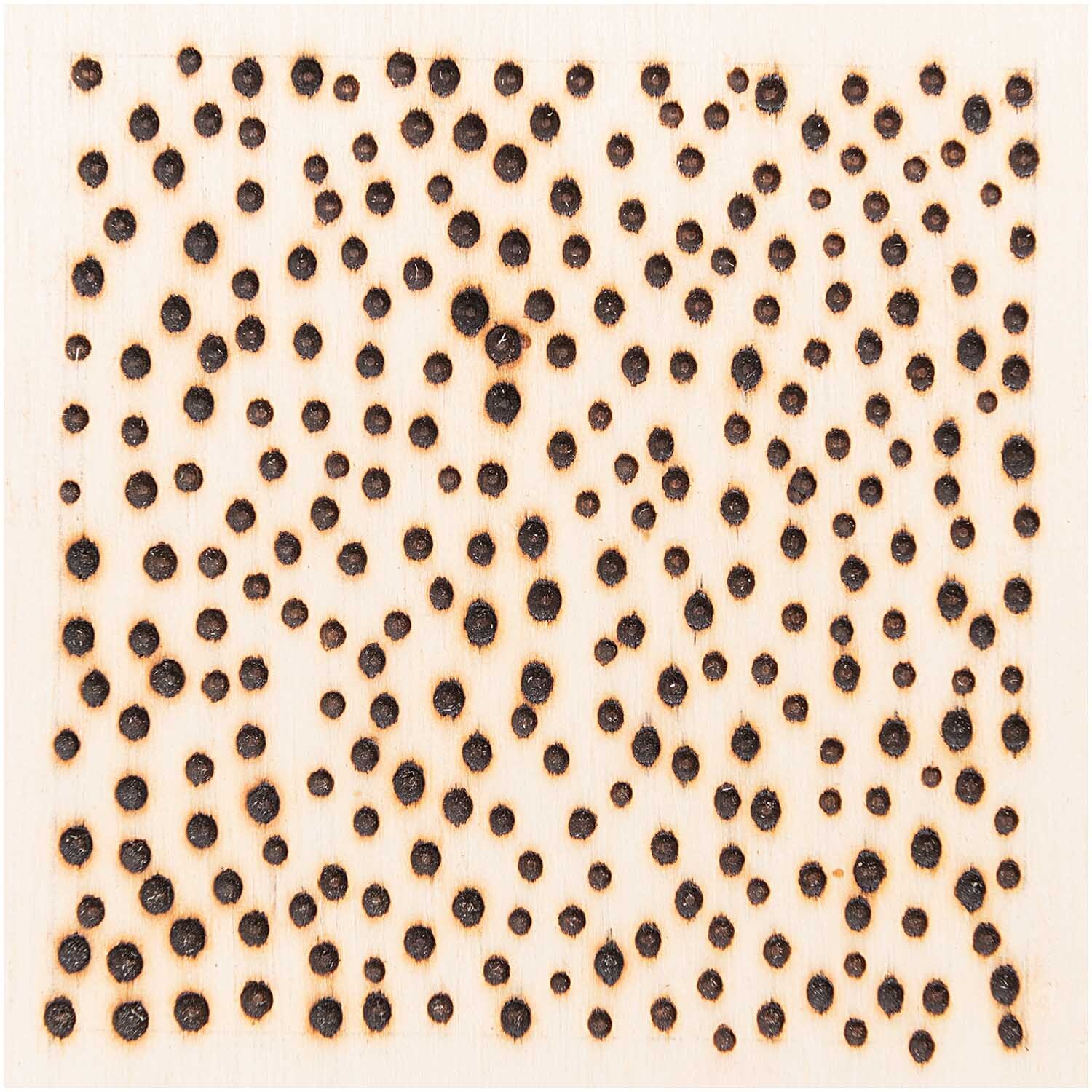 Brandmalkolben-Set mit fünf Aufsätzen von Rico Design, zeigt ein Muster aus dunklen Punkten auf hellem Holz. Ideal für kreative Holzarbeiten.