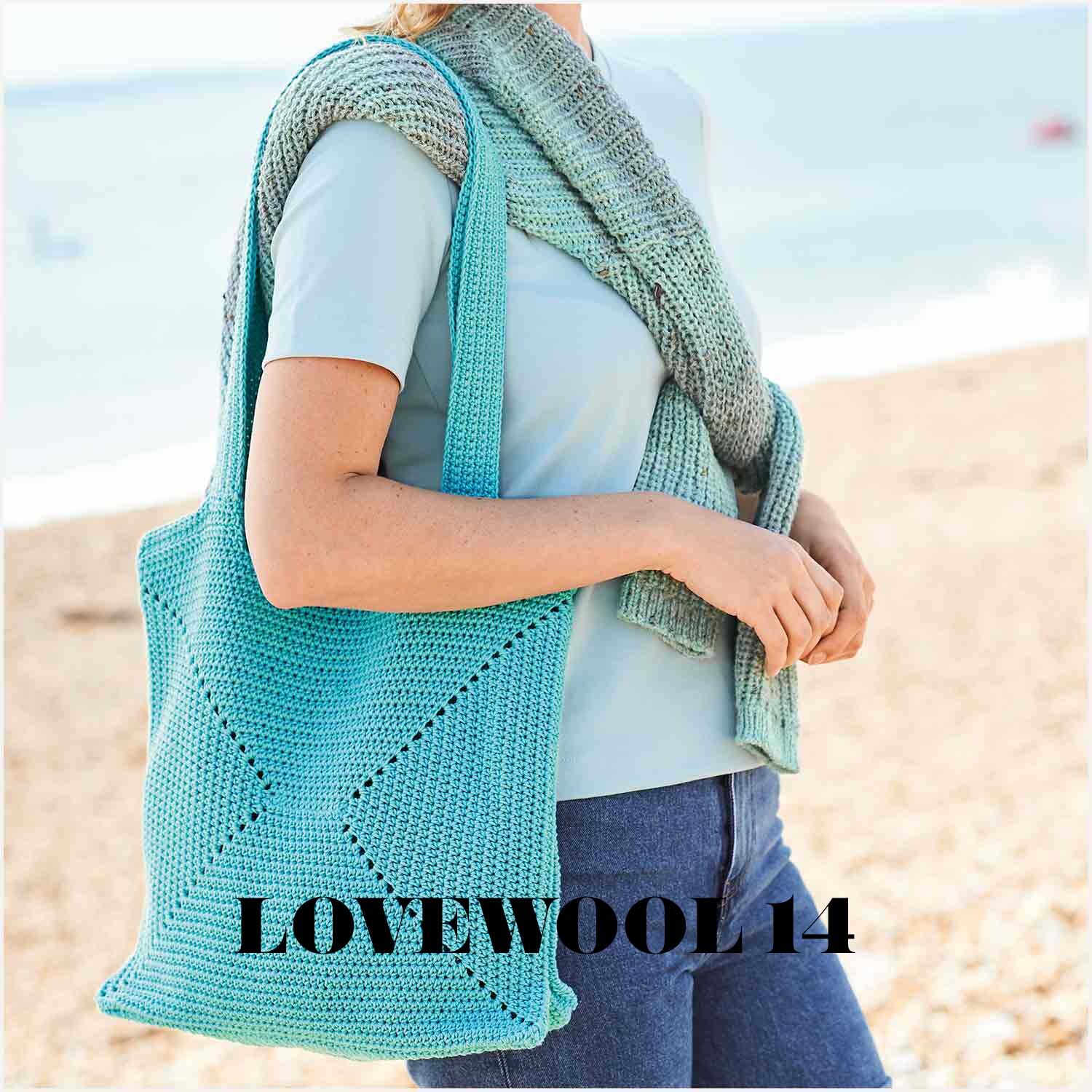 Essentials Organic Cotton aran: Frau am Strand mit türkisfarbener Tasche und Schal aus Rico Design Garn.