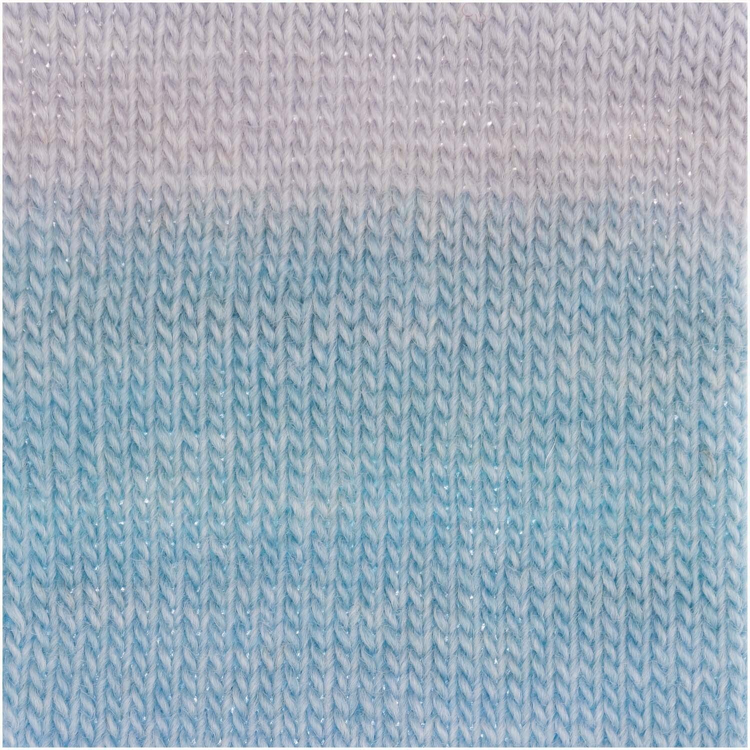 Strumpfwolle Color: Nahaufnahme eines gestrickten Musters in Hellblau-Mix von Wolle Rödel.