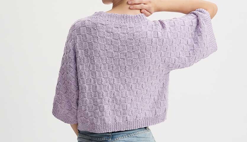Strickanleitung Shirt aus Essentials Super Cotton, lila, mit strukturierter Oberfläche, Rückansicht.