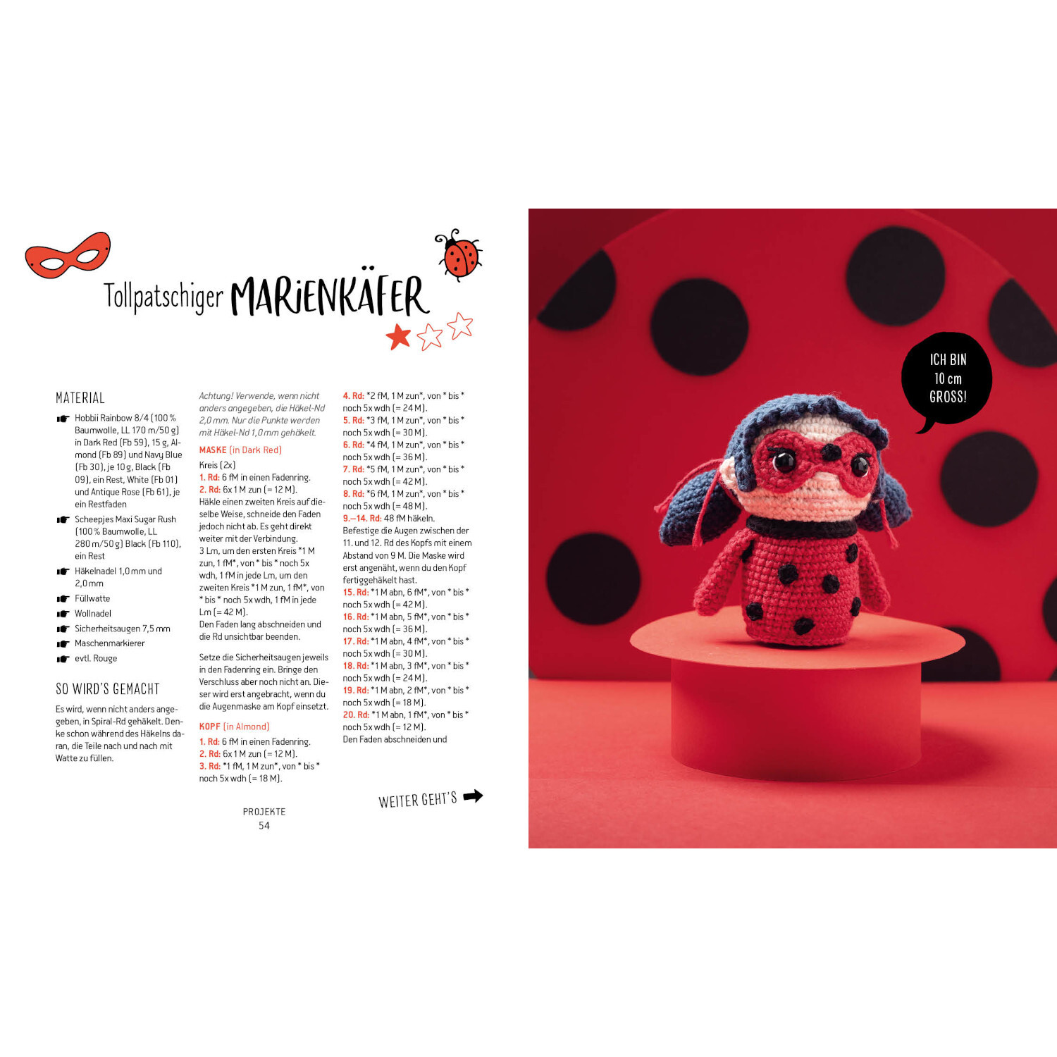 Helden der Kindheit - Die Minis: Rotes, gehäkeltes Marienkäfer-Spielzeug auf rotem Hintergrund.