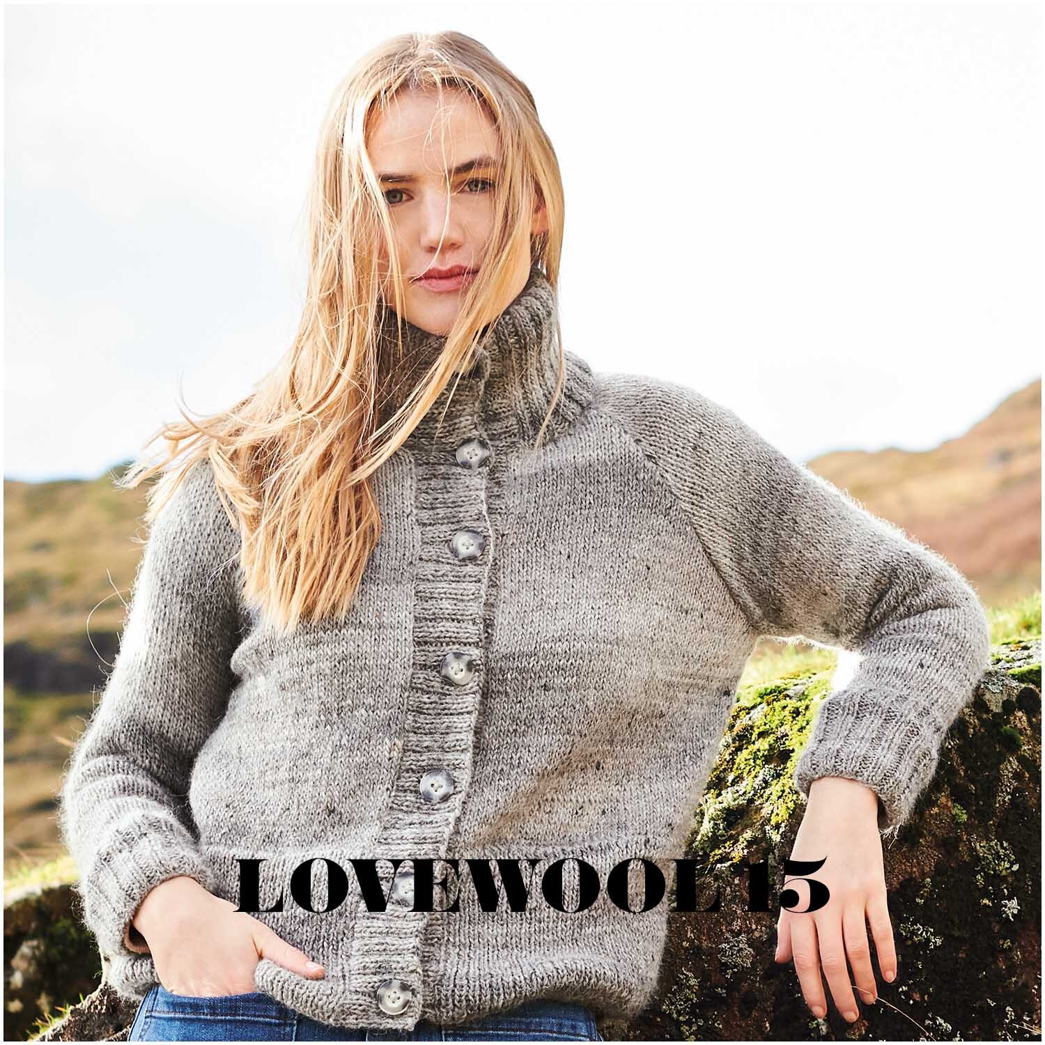 Creative Alpaca Melange aran: Frau in grauem Strickpullover aus Rico Design Wolle, 50g 95m, in natürlicher Umgebung.
