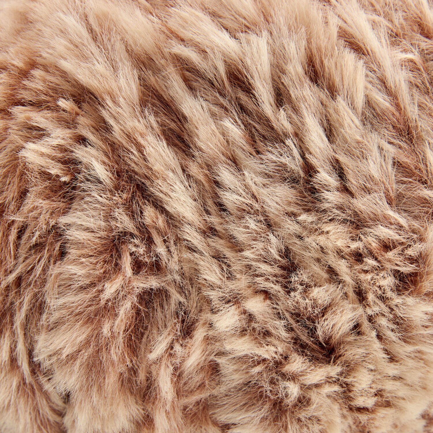 Creative Petit Lapin Super Chunky, flauschiges Garn in Brauntönen, ideal für warme Strickprojekte.
