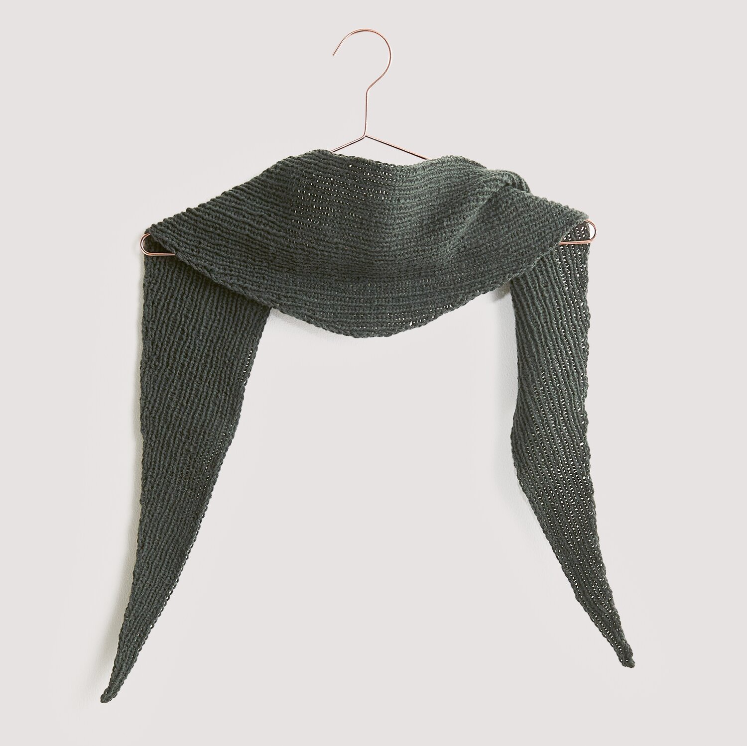 Strickset Mini-Dreieckstuch Modell 13 aus Luxury Knits, dunkelgrau, aus natürlichen Fasern.