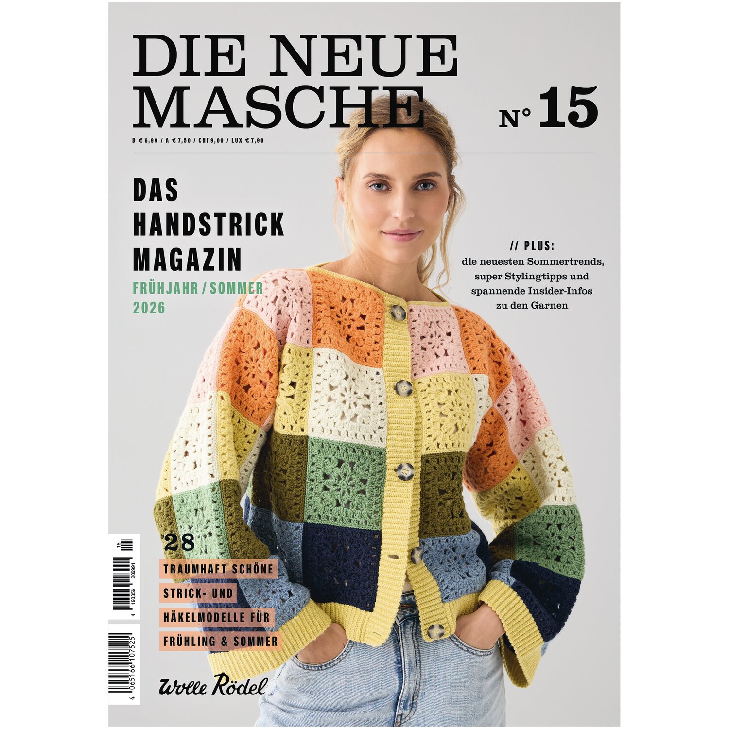 Die Neue Masche No. 15: Frau trägt bunte, gestrickte Jacke. Handstrickmagazin Frühling/Sommer 2026.