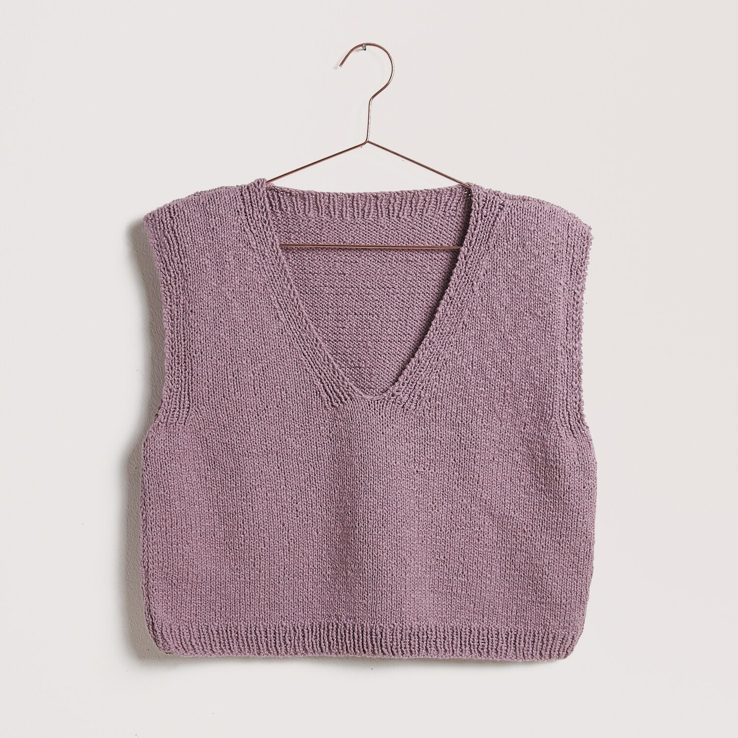 Strickset Top Modell 05b aus Die Neue Masche No. 12 von idee. Creativmarkt Strickset Top Modell 05b aus Die Neue Masche No. 12 in Mauve, präsentiert auf einem Kleiderbügel.