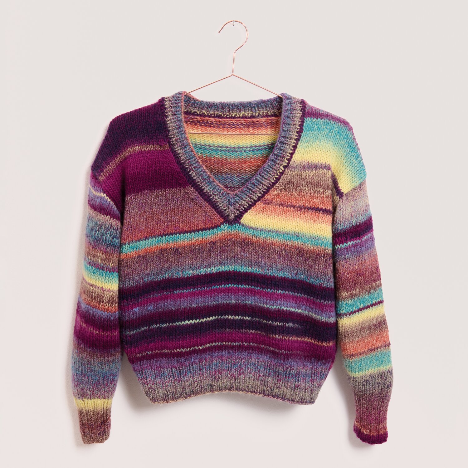 Creative Melange chunky Pullover mit breiten, mehrfarbigen Streifen, gestrickt aus Rico Design Garn, Subtitel 50g 85m, lässiger V-Ausschnitt.