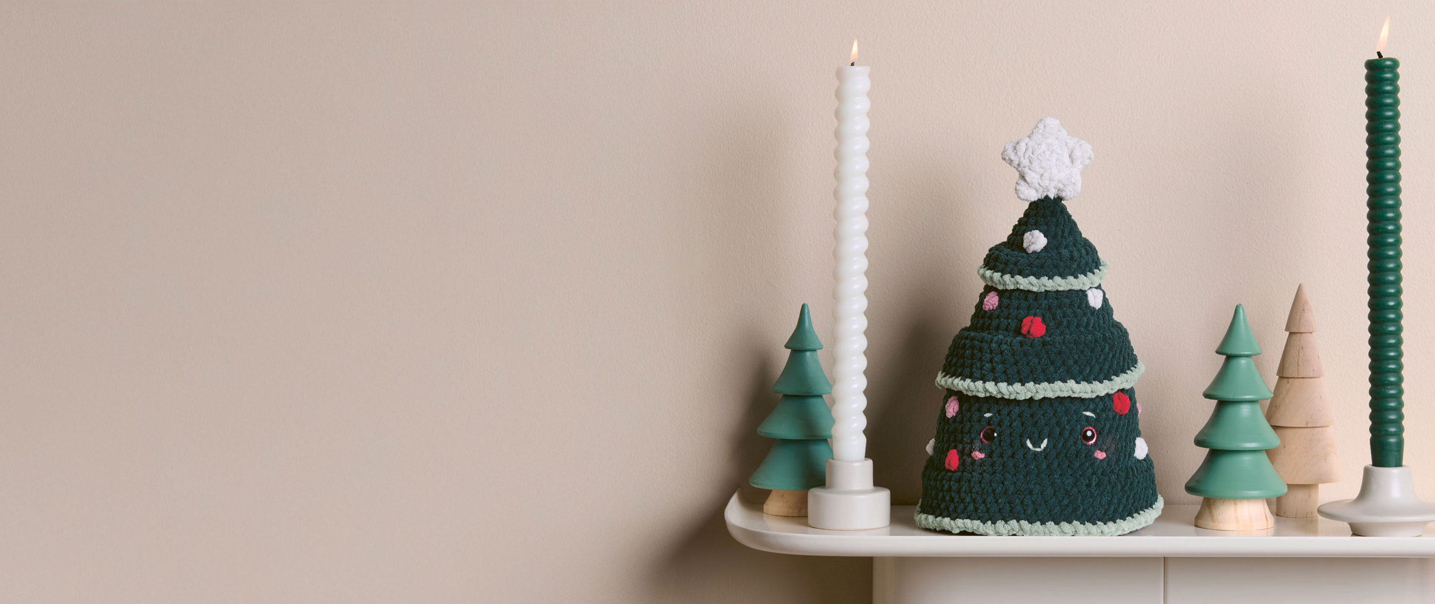 Gehäkelter Tannenbaum auf Regalbrett
