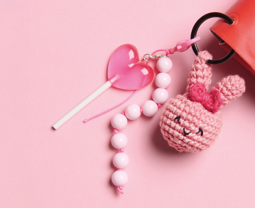 Gehäkelter Hasenkopf hängt als Anhänger an Portemonnaie