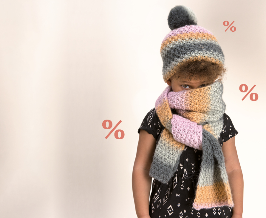 Kind trägt Strickmütze und Strickschal