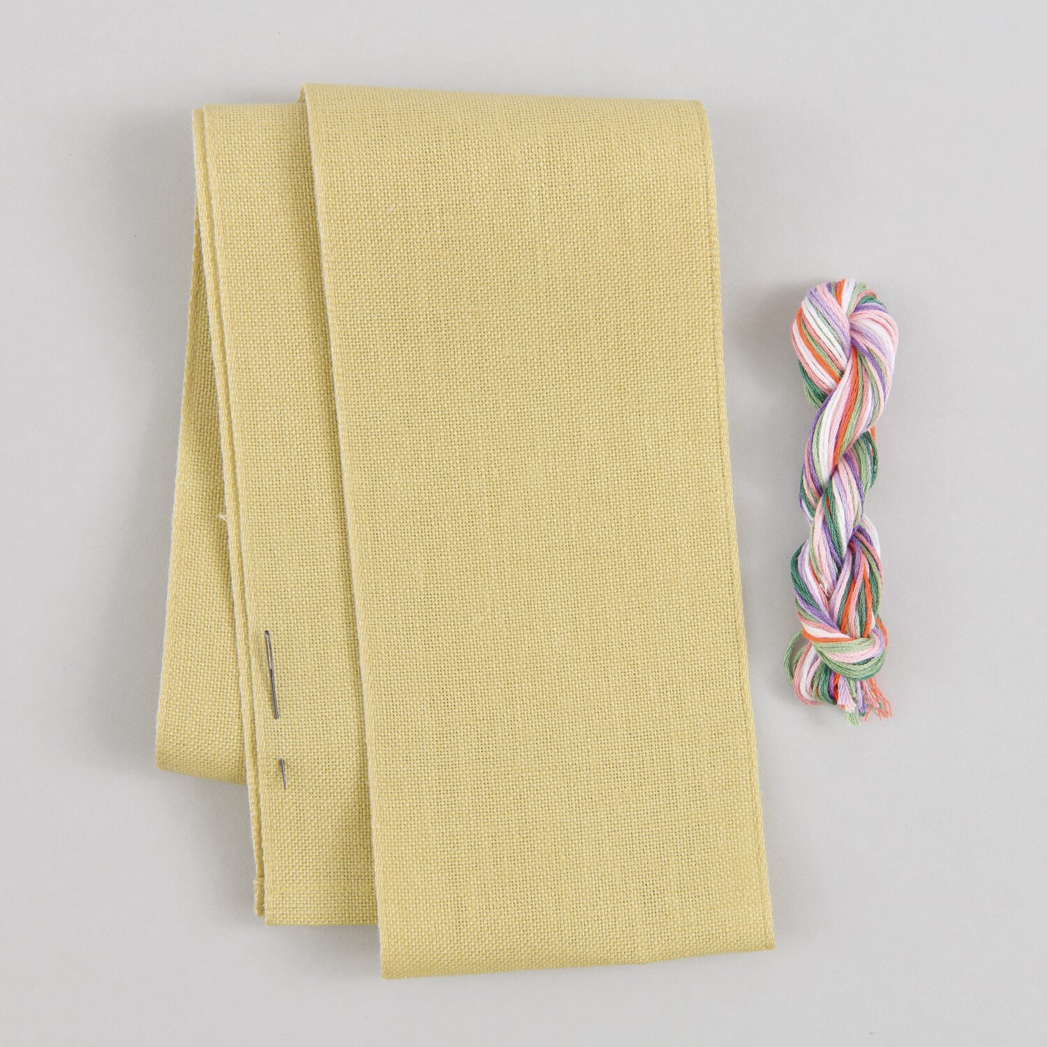 Stickpackung Gezählter Kreuzstich Schleife Wiesenblumen, 30x54cm, Salbei, mit buntem Garn. Ideal für kreative Handarbeiten.