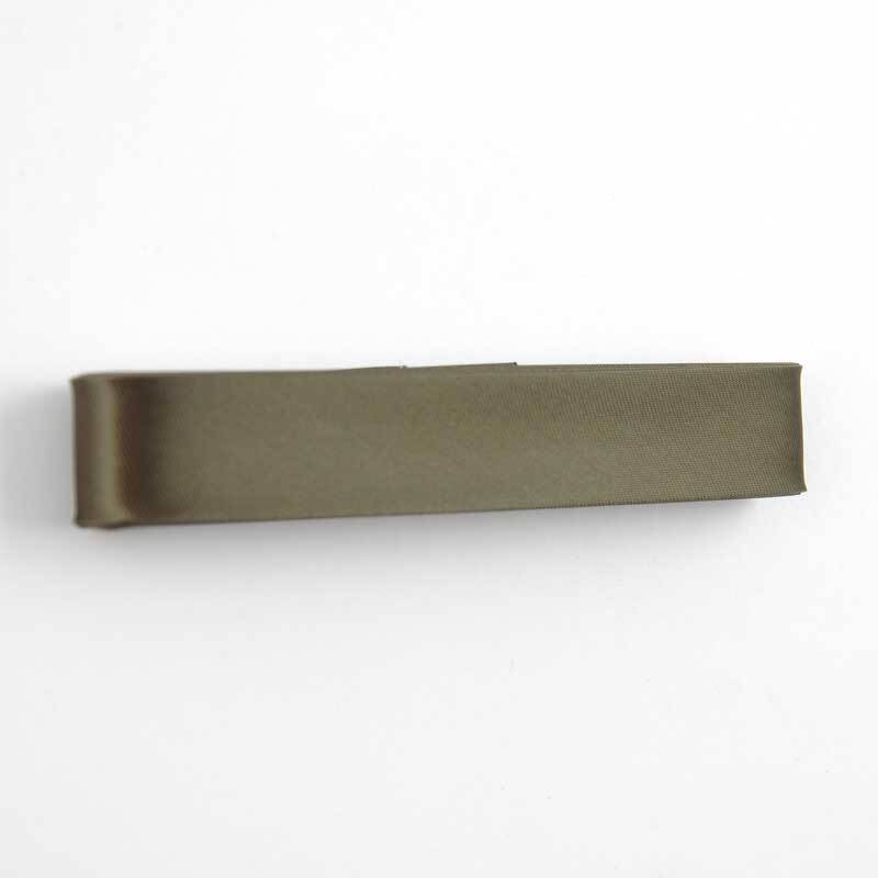Schrägband 20mm Satin 2m in Schlammgrün von Gütermann, aufgerollt auf weißem Hintergrund.