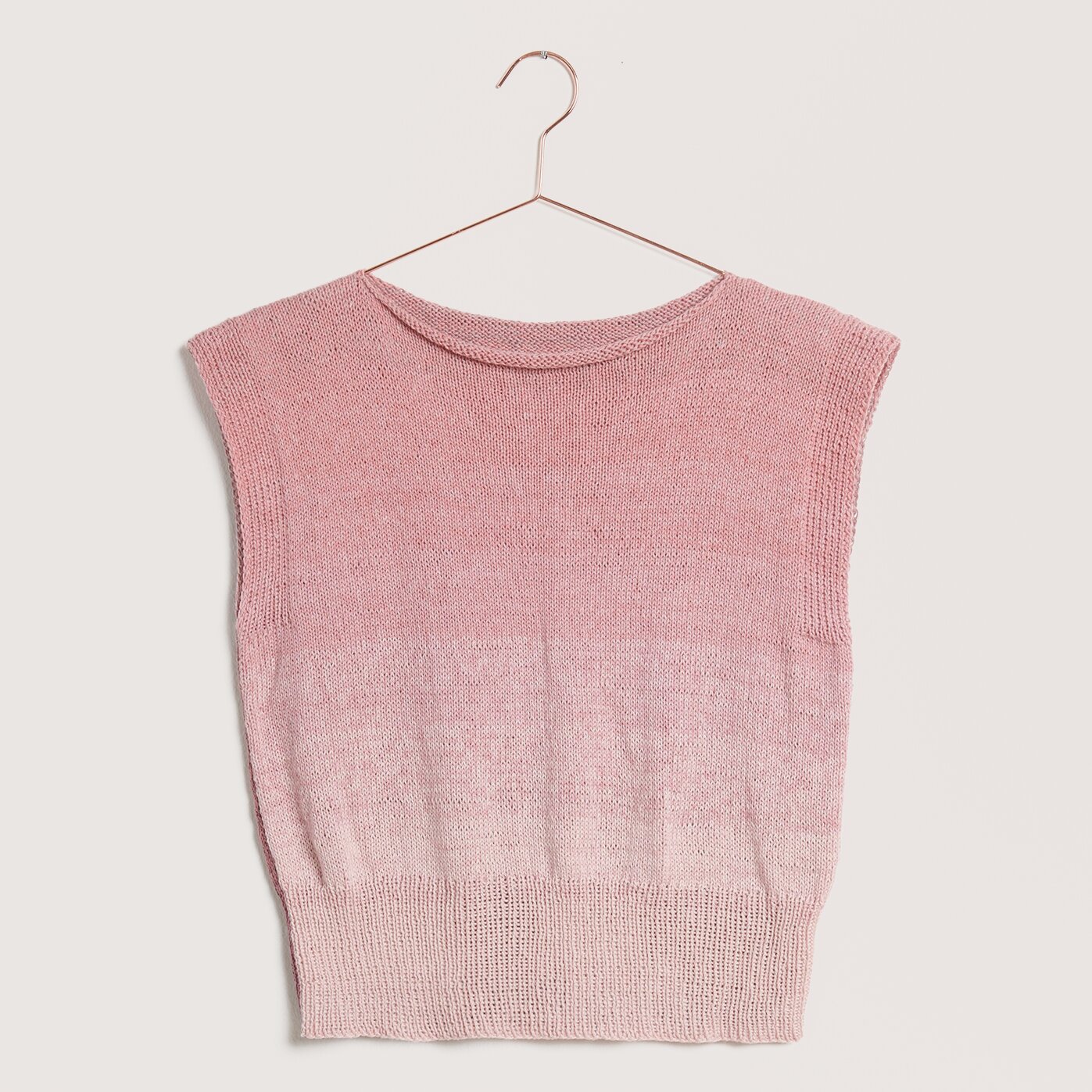 Strickset Shirt Modell 11 aus Die Neue Masche Nr. 9, rosa Oberteil auf einem Kleiderbügel.