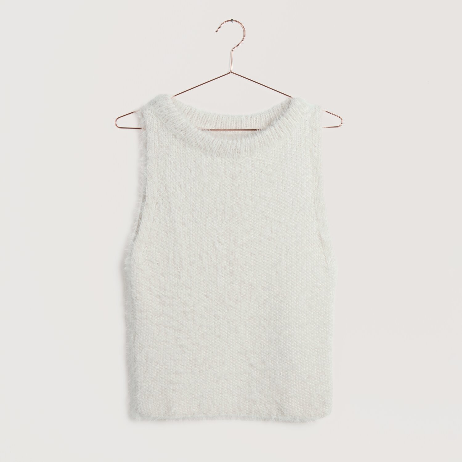 Strickset Top Modell 29 aus Lovewool No. 22: Weißes ärmelloses Stricktop auf einem Kleiderbügel. Ideal für Frühjahr-Sommer.