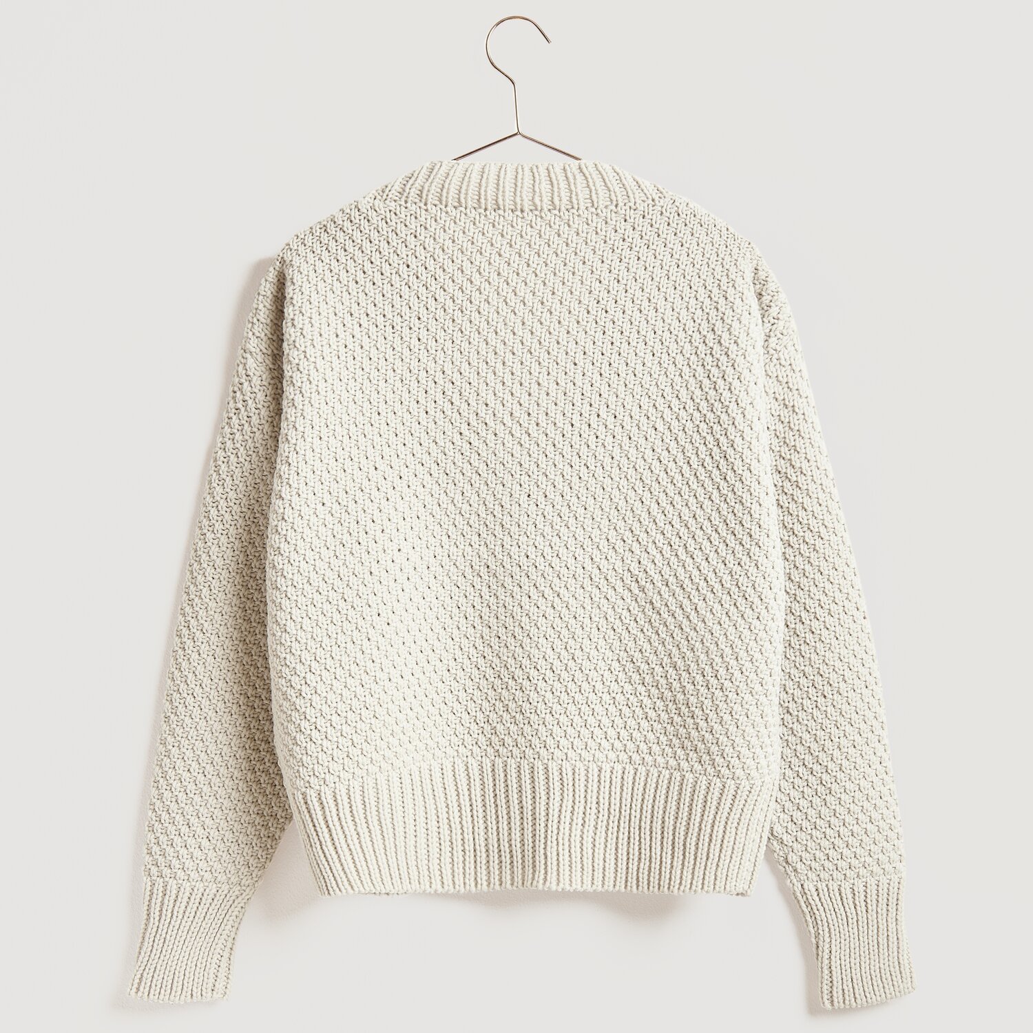 Die Neue Masche No. 13 Herbst: Cremefarbener Strickpullover mit strukturierter Oberfläche, ideal für kühle Tage.