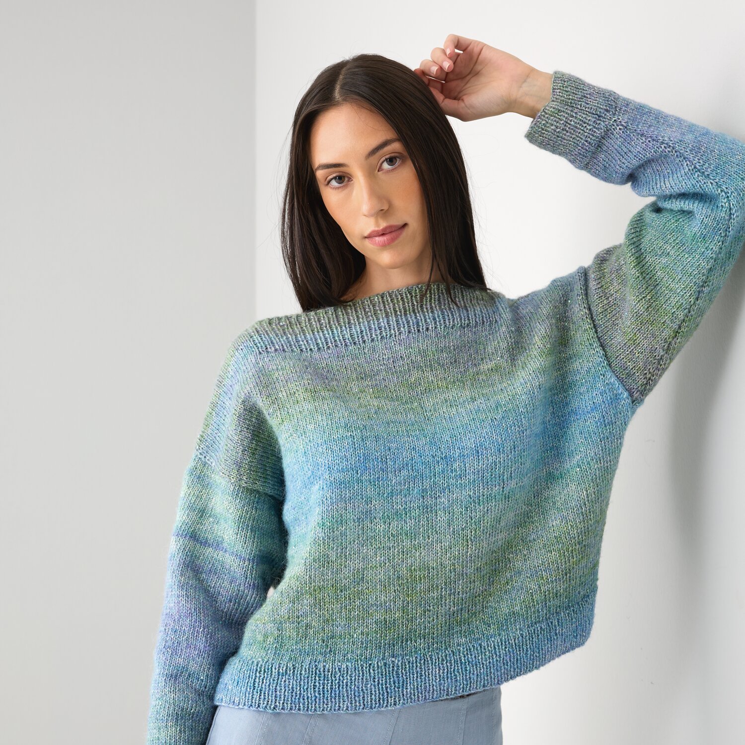 Strickset Pullover Modell 28 aus Die Neue Masche No. 15, in Blau- und Grüntönen, getragen von Frau.